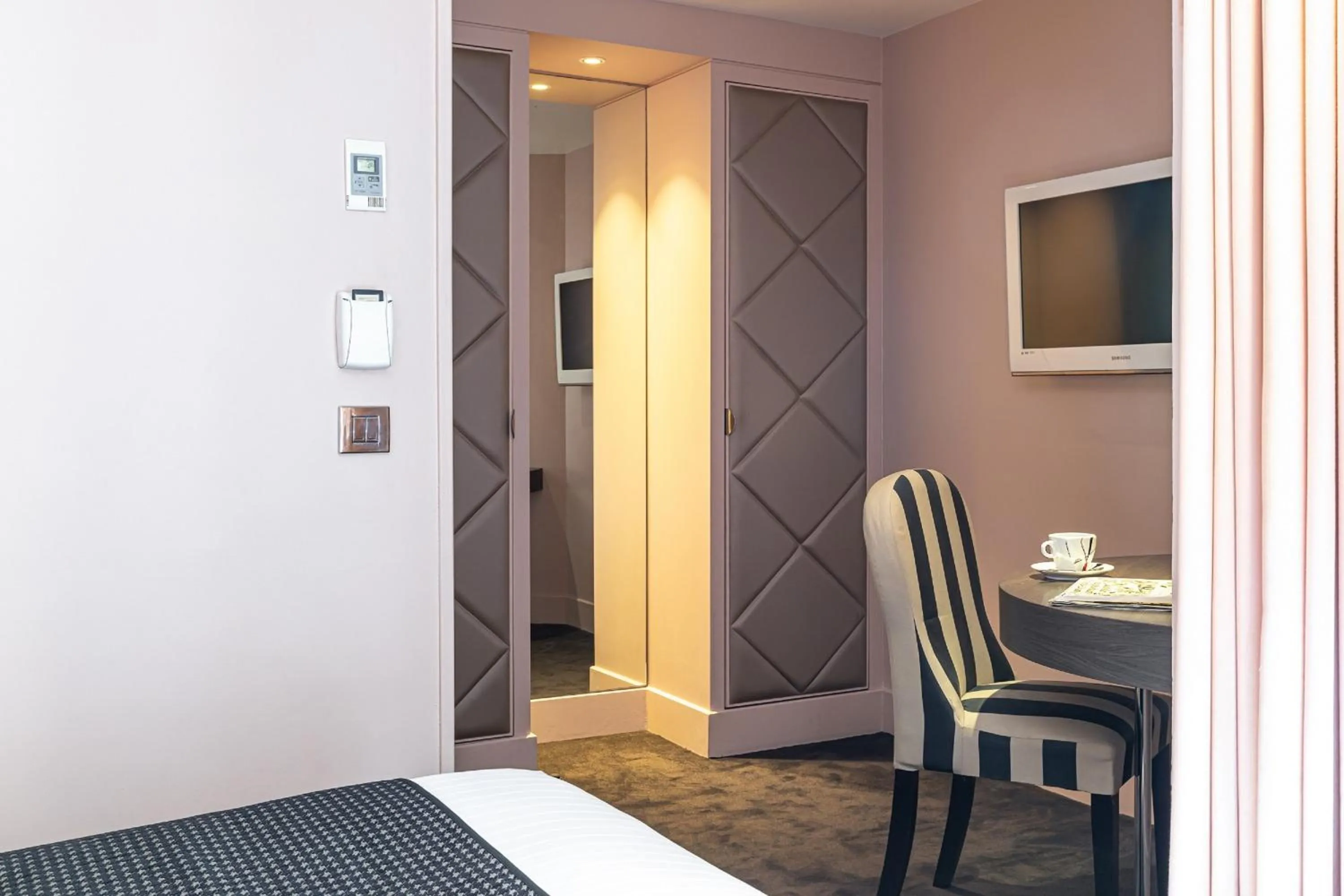 Photo of the whole room, Bed in Hôtel Diva Opera