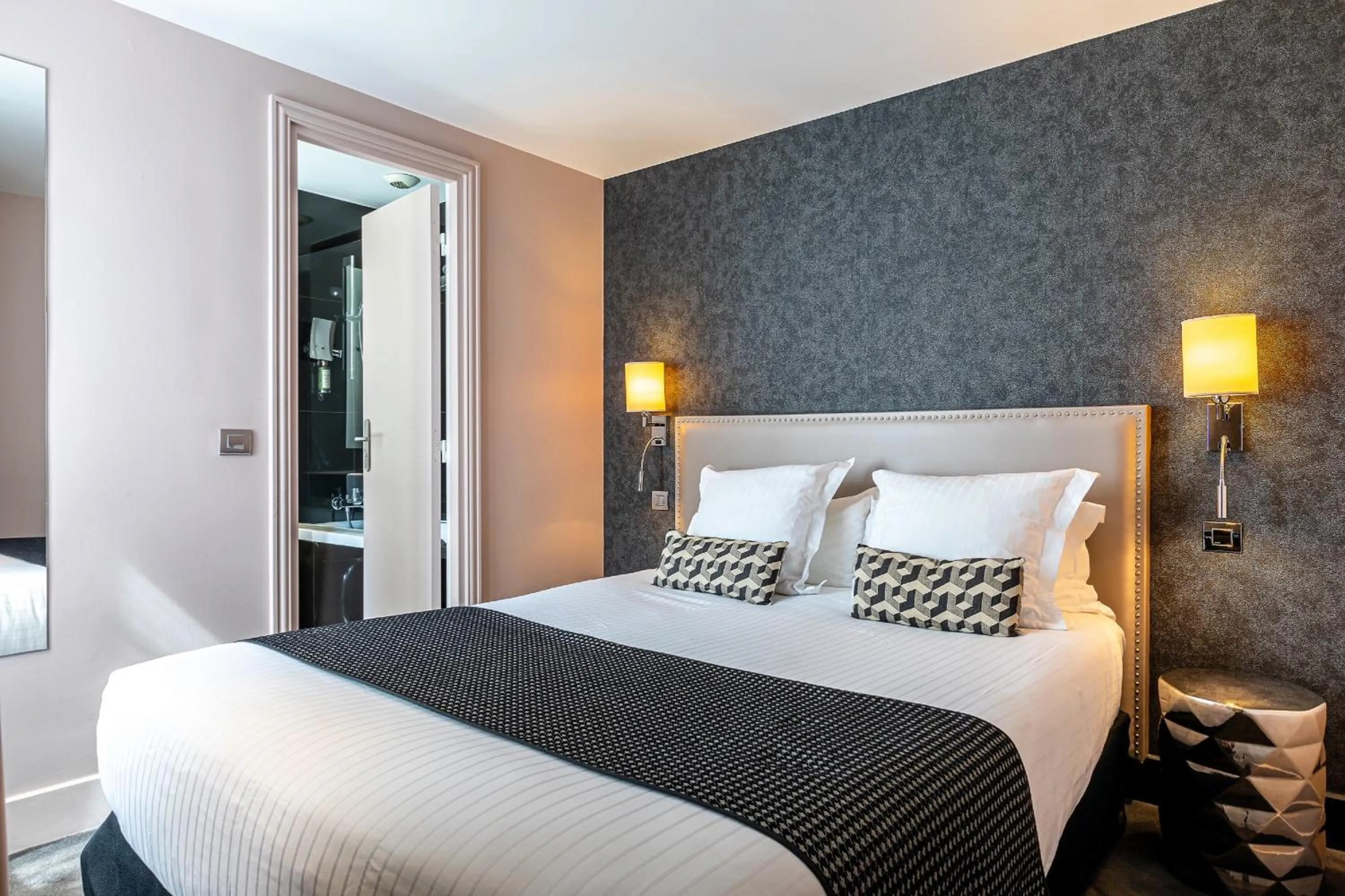 Photo of the whole room, Bed in Hôtel Diva Opera