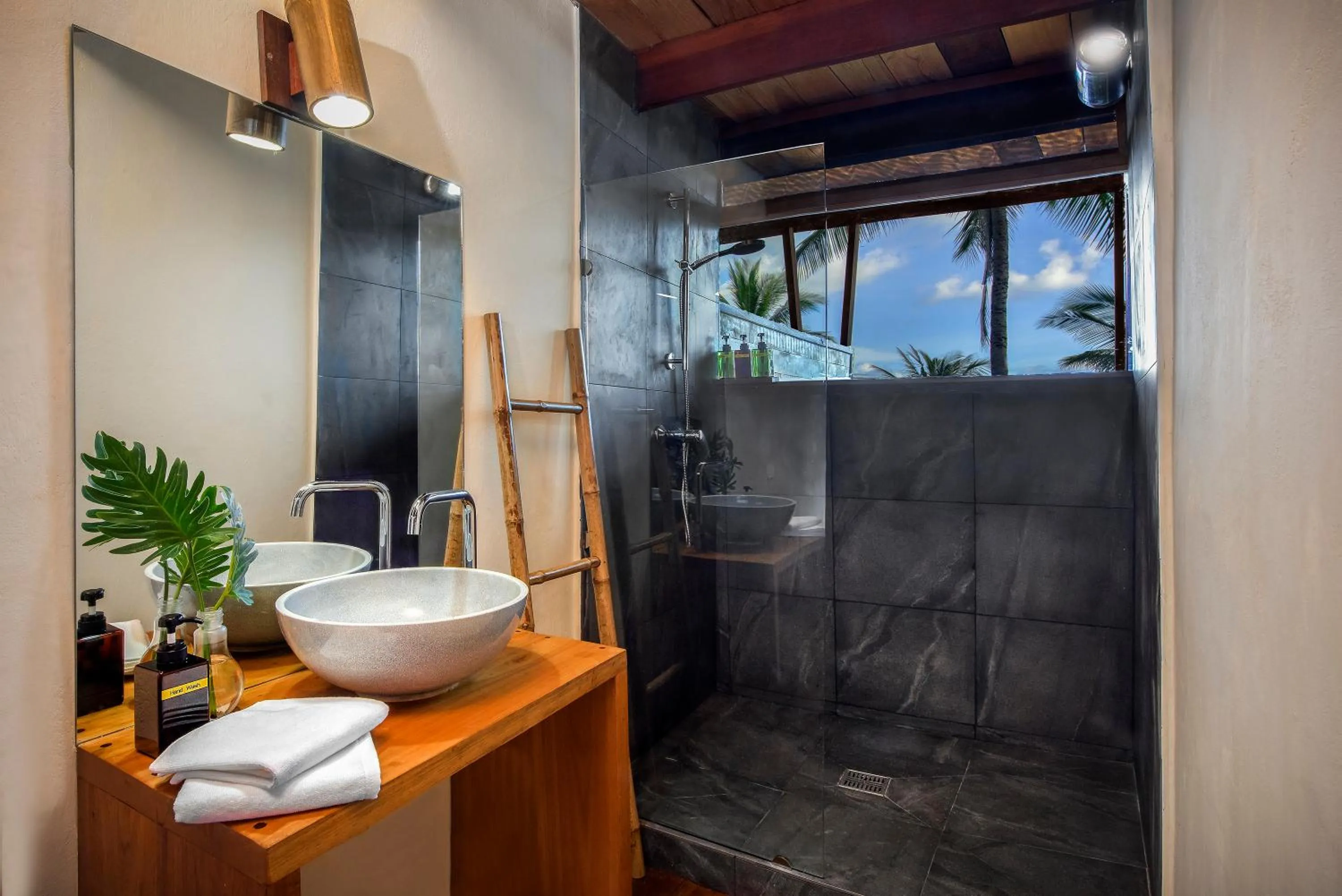 Shower in Ecotao Lodge