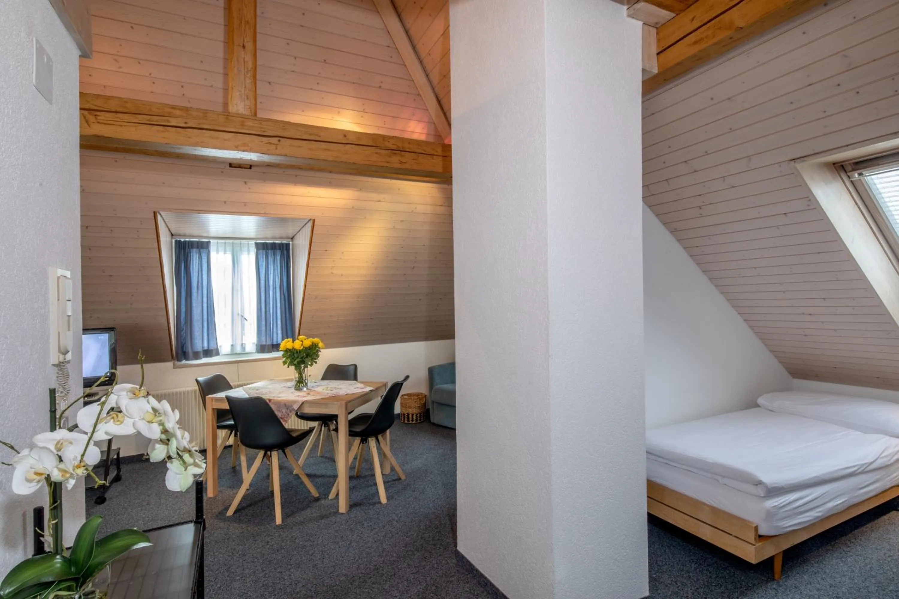 Dining area, Bed in Gasthof Enge Self Check-In Hotel