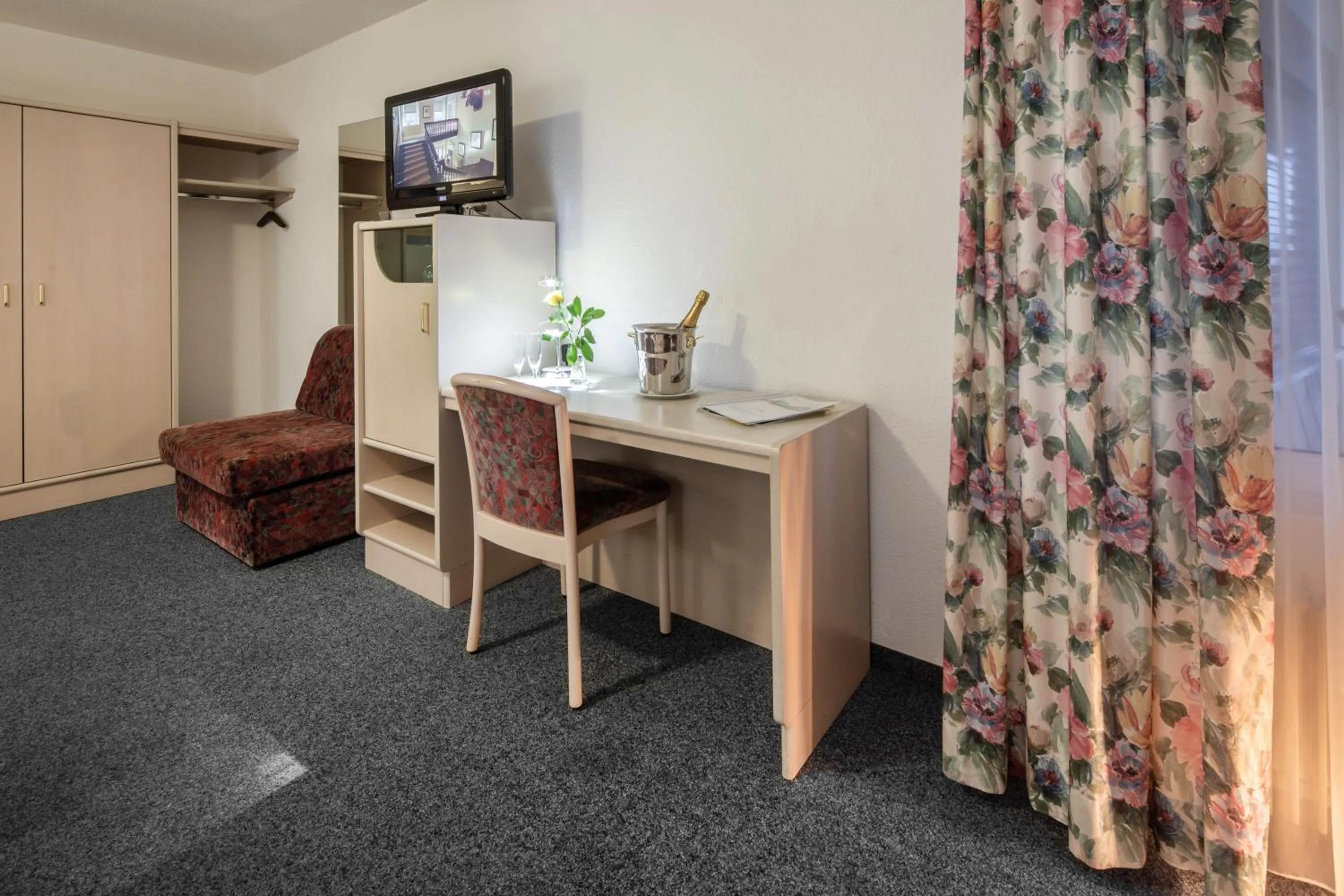 TV and multimedia in Gasthof Enge Self Check-In Hotel