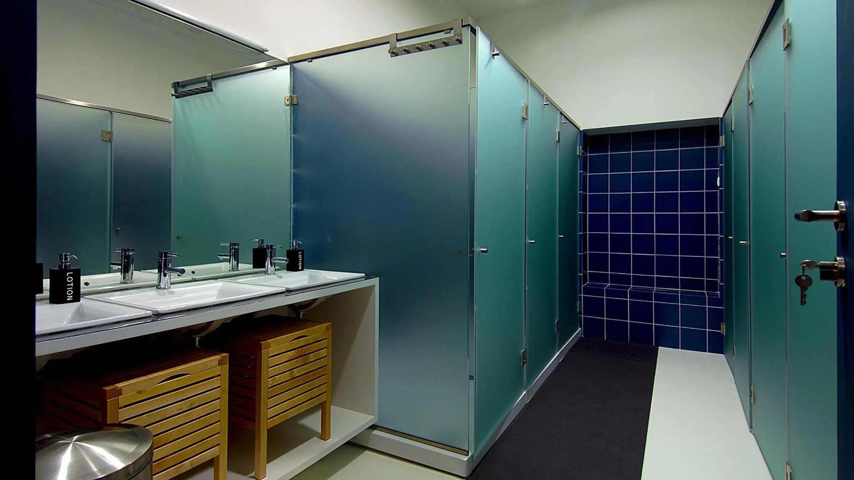 Shower in So Cool Hostel Porto