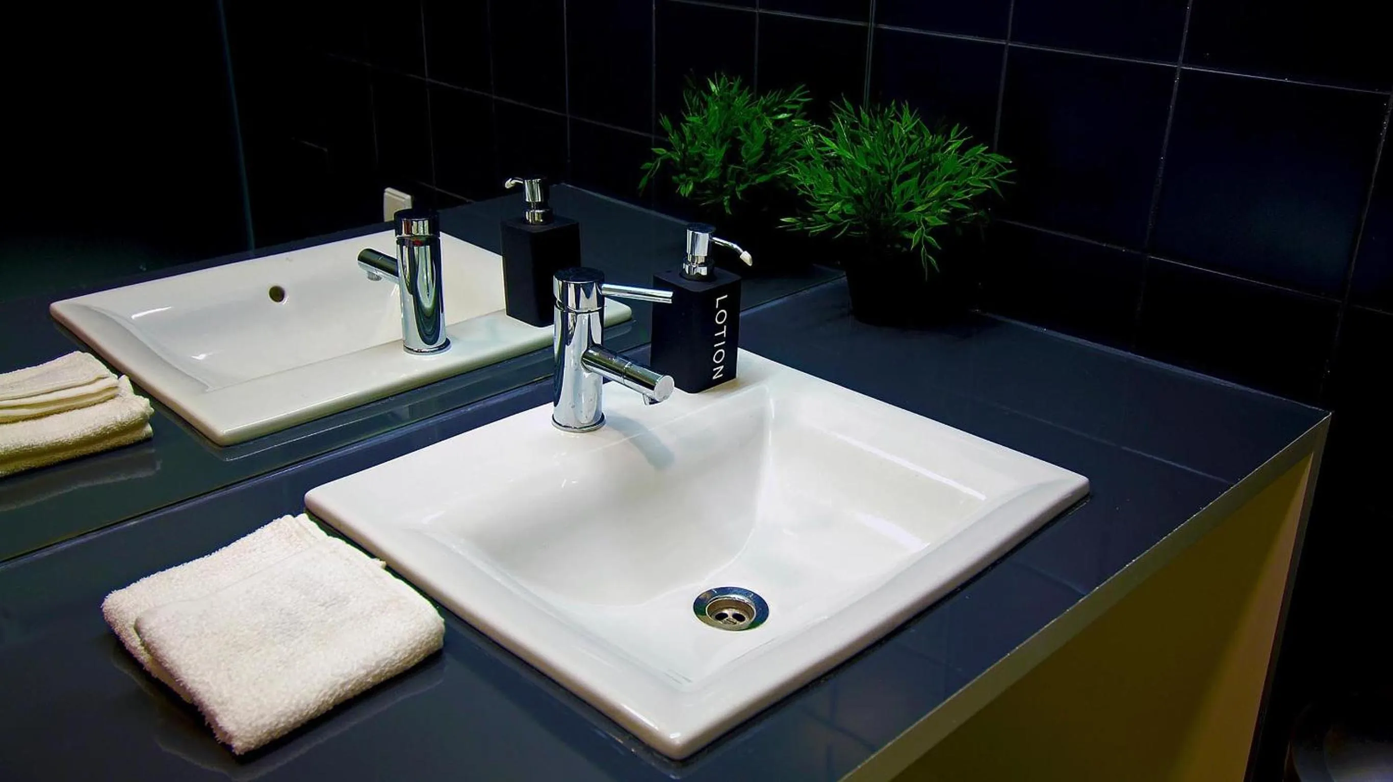 Bathroom in So Cool Hostel Porto