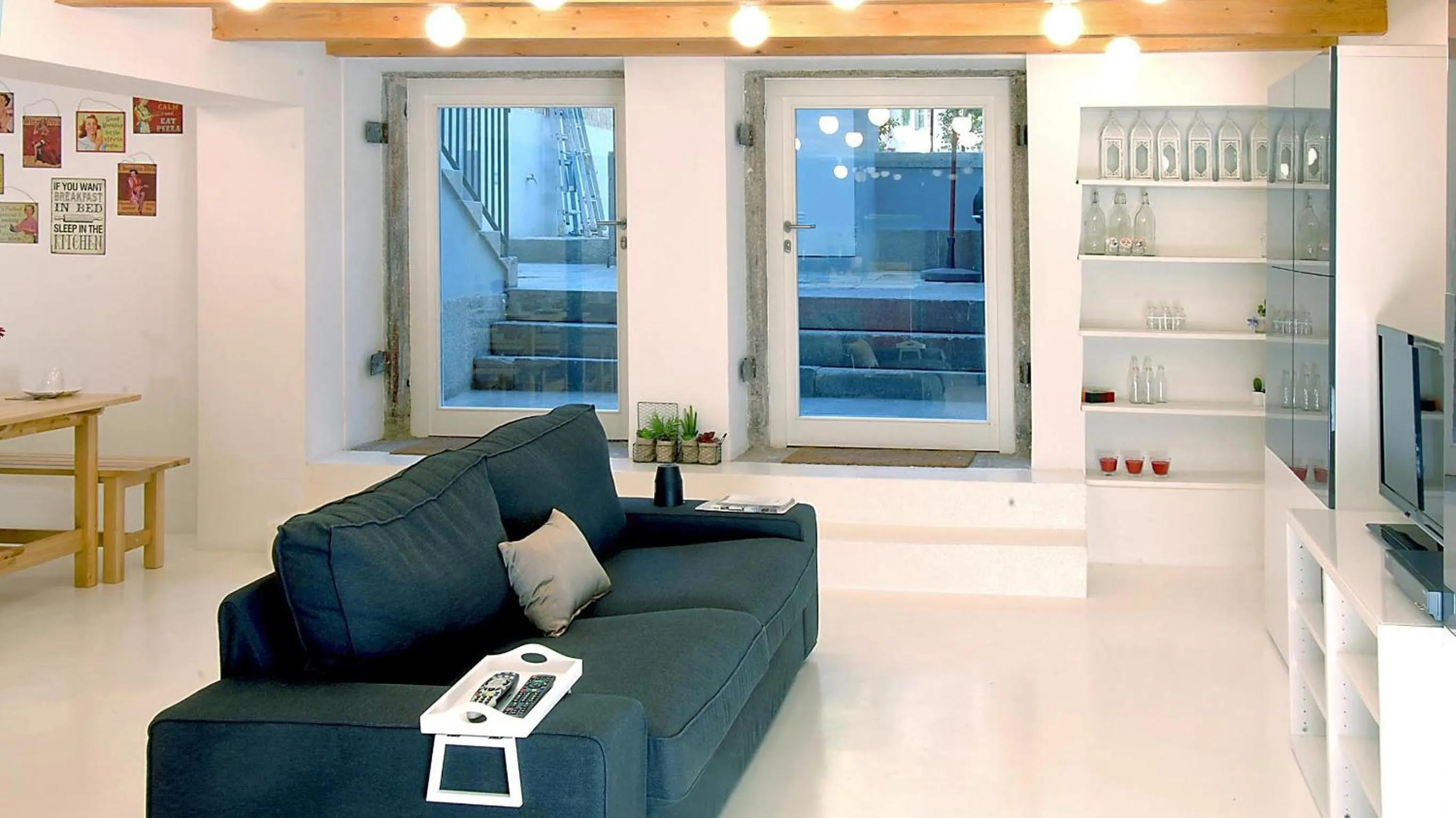 Communal lounge/ TV room in So Cool Hostel Porto