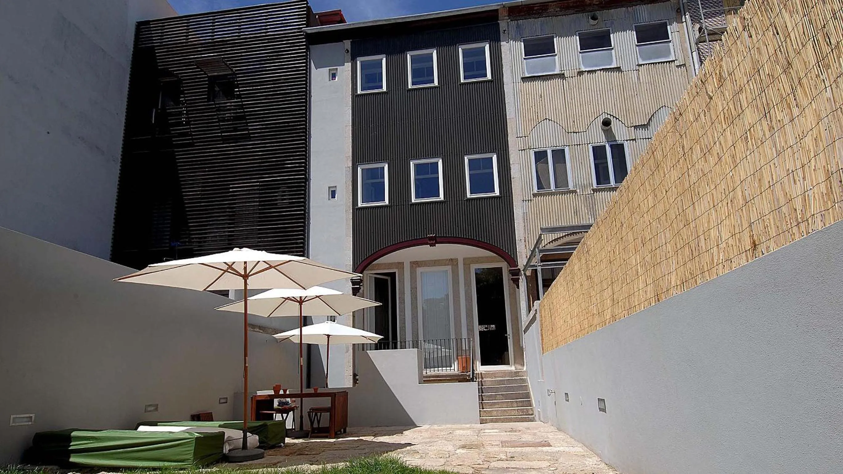 Facade/entrance in So Cool Hostel Porto