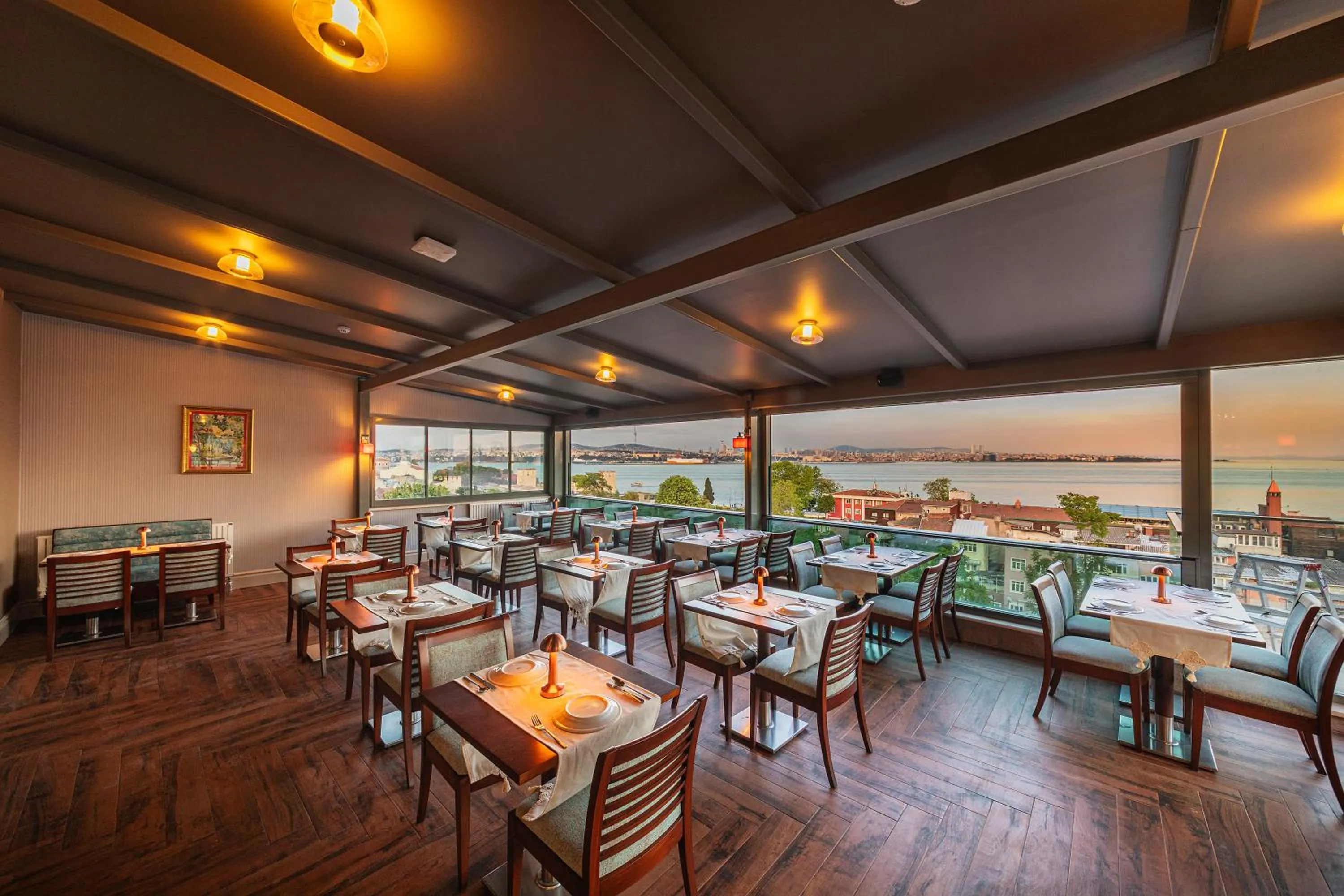 Restaurant/places to eat in Azade Premier Hotel