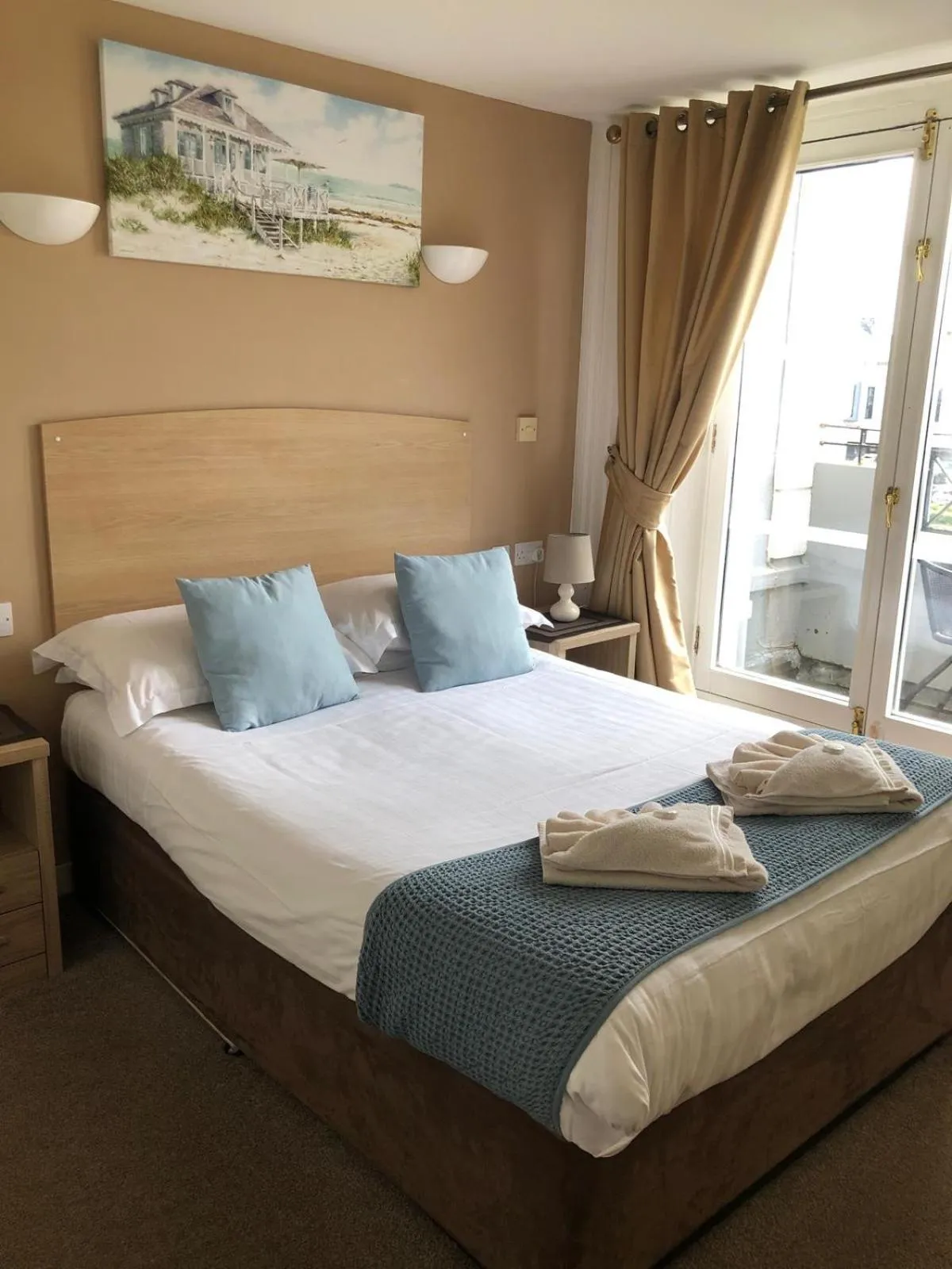 Bed in Royal Grosvenor Hotel