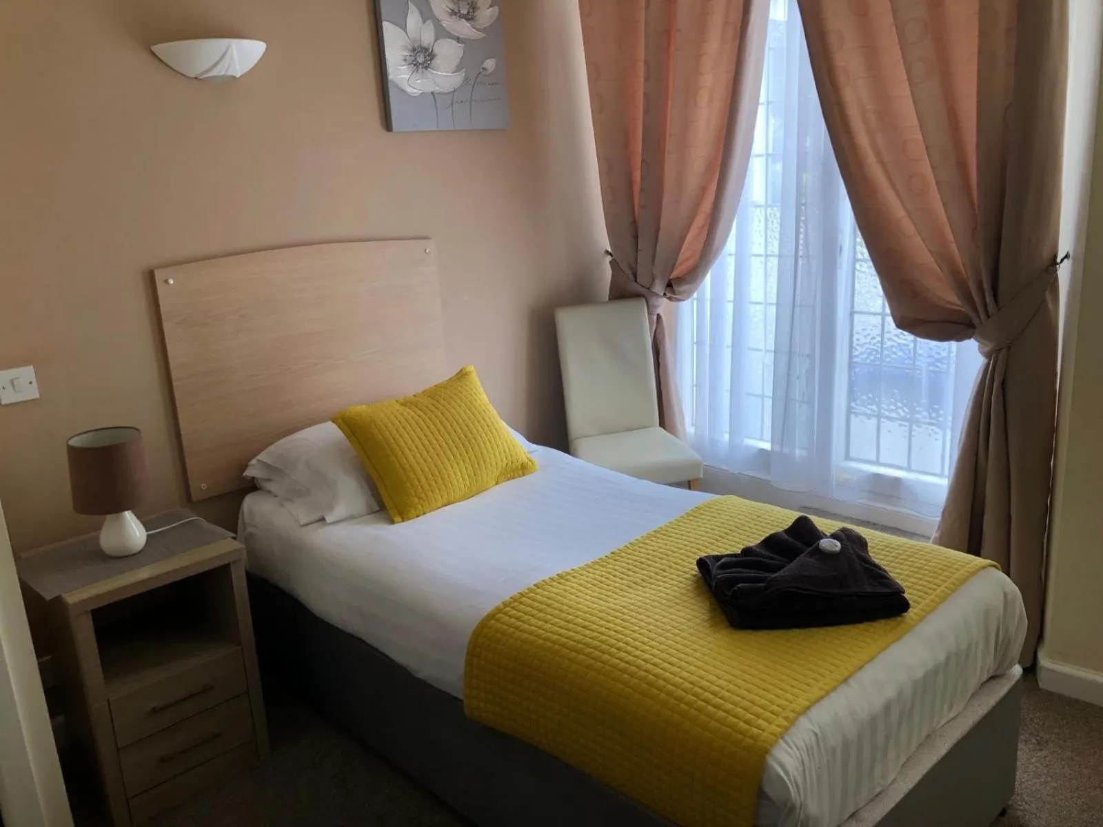 Bed in Royal Grosvenor Hotel