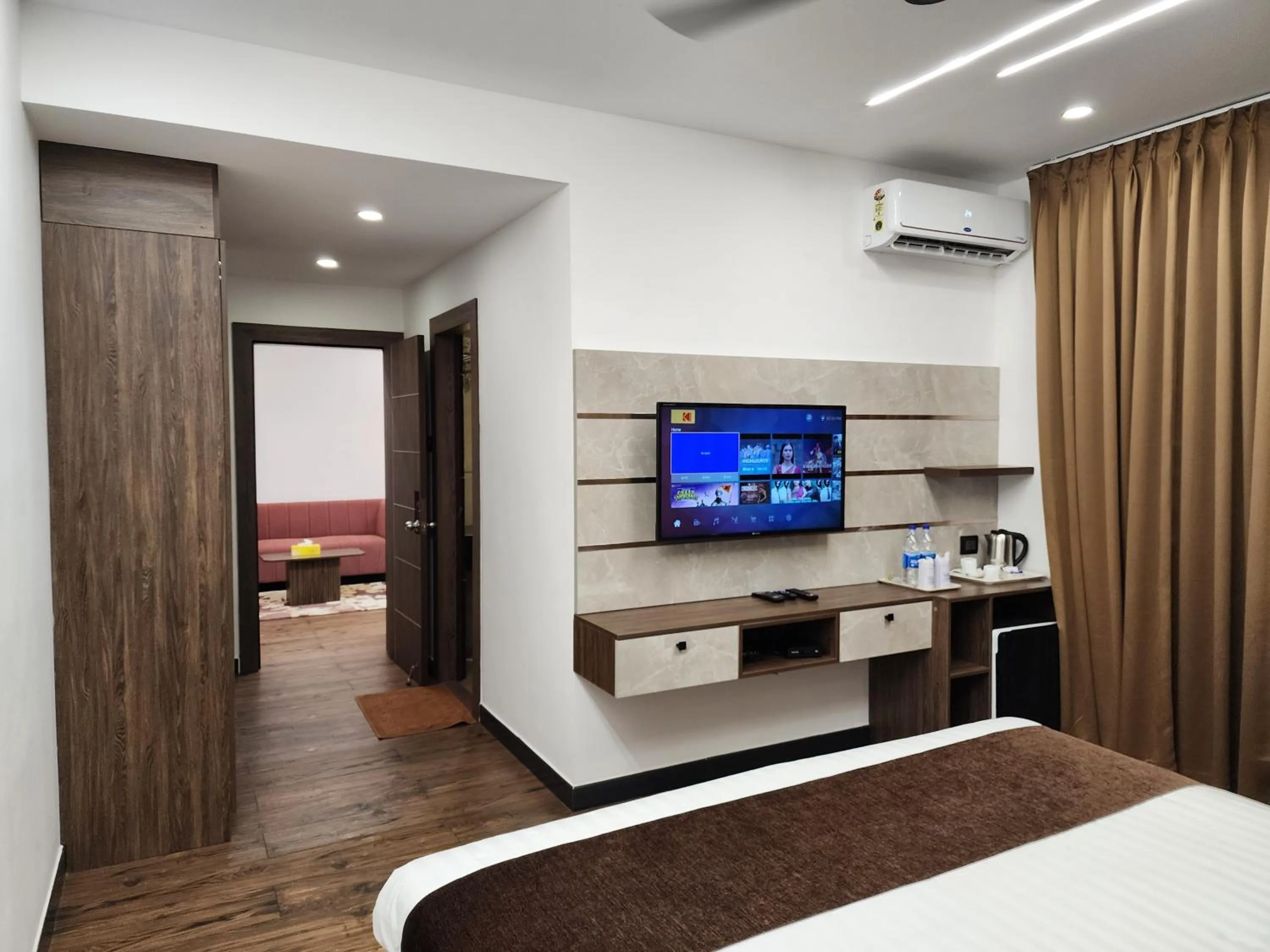 Communal lounge/ TV room, Bed in Hotel Arcadia