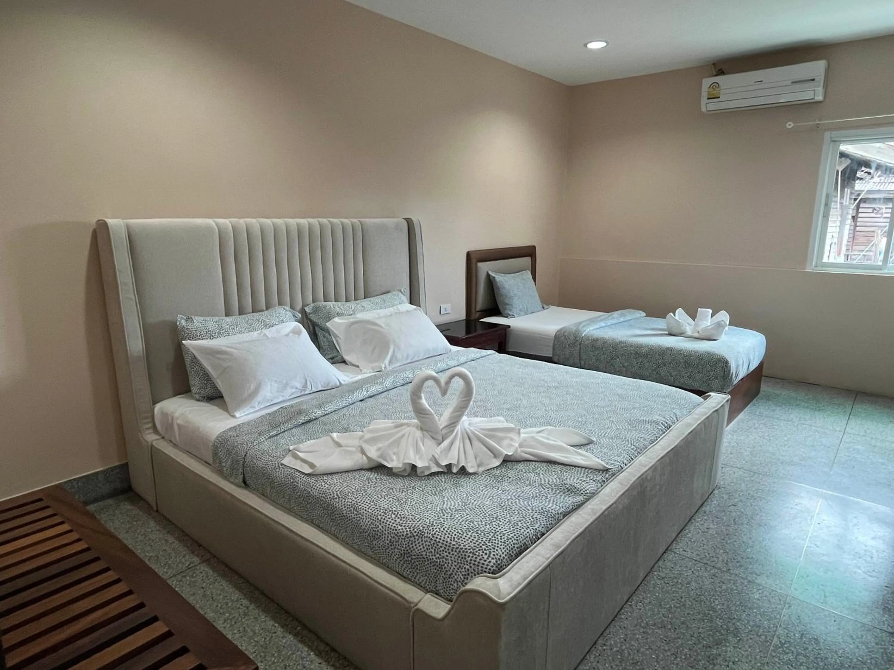 Photo of the whole room, Bed in Excel Hotel Bangkok former Sri Krungthep Hotel