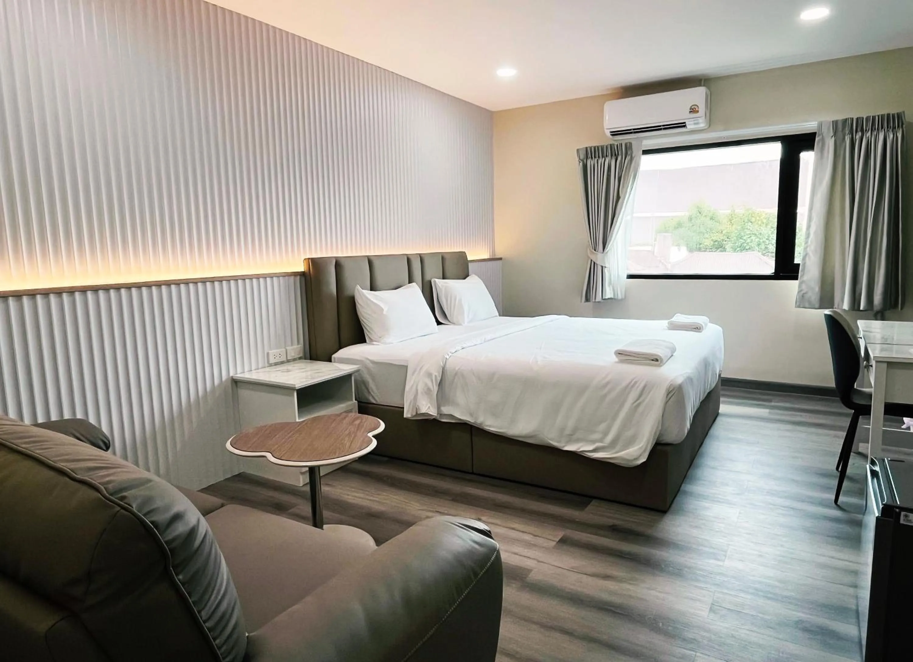 Photo of the whole room, Bed in Excel Hotel Bangkok former Sri Krungthep Hotel