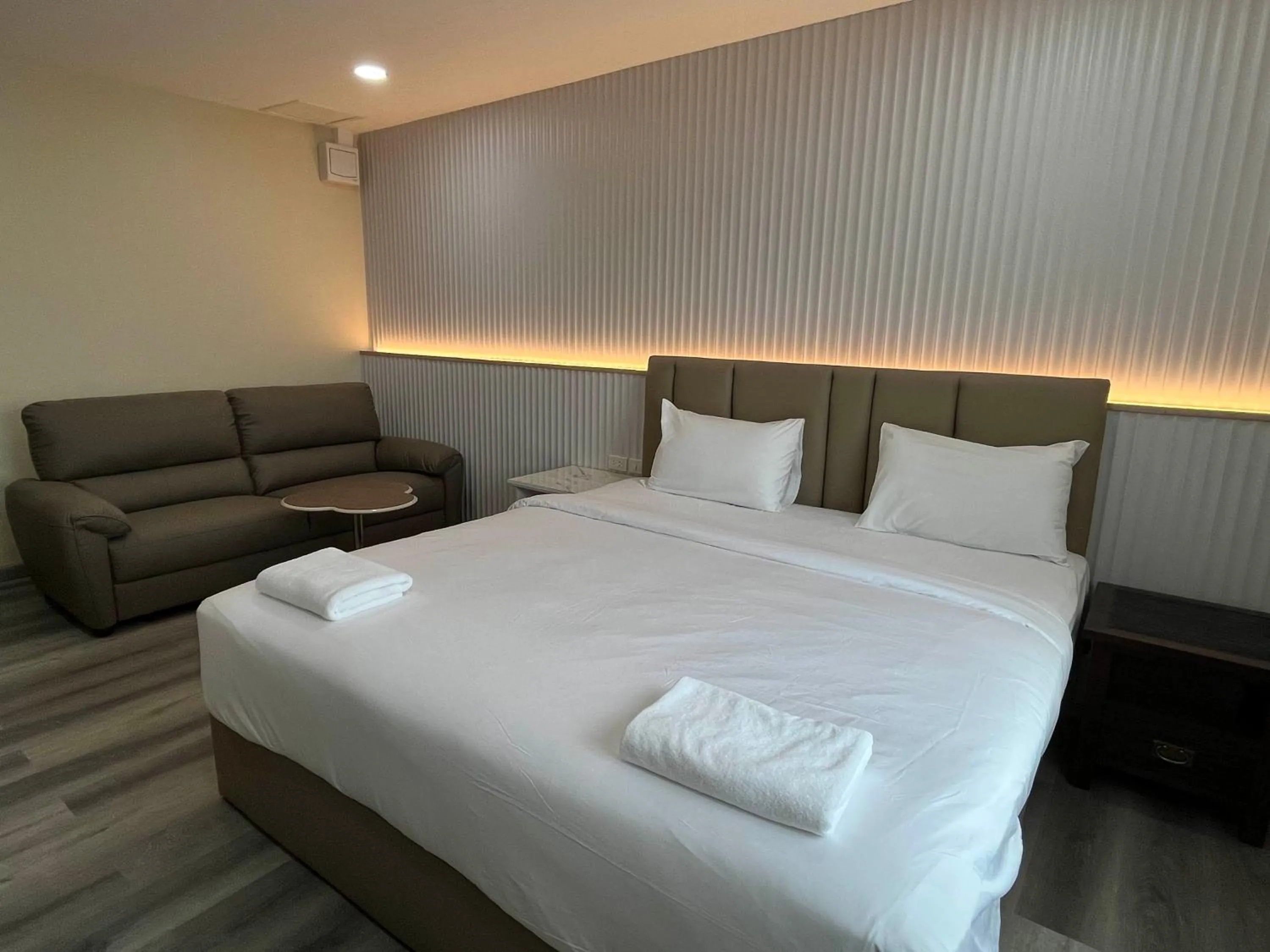 Bedroom, Bed in Excel Hotel Bangkok former Sri Krungthep Hotel