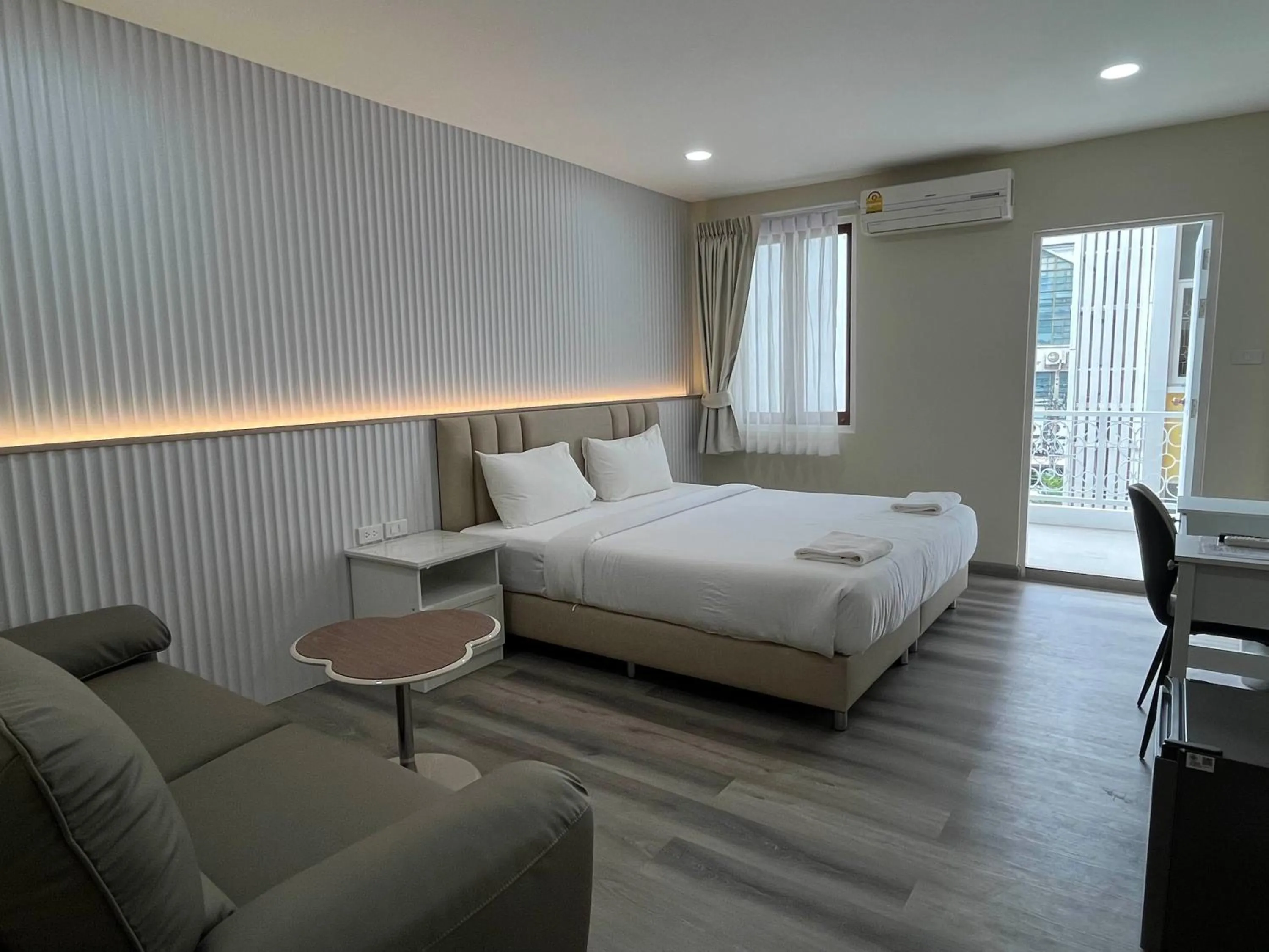Photo of the whole room, Bed in Excel Hotel Bangkok former Sri Krungthep Hotel
