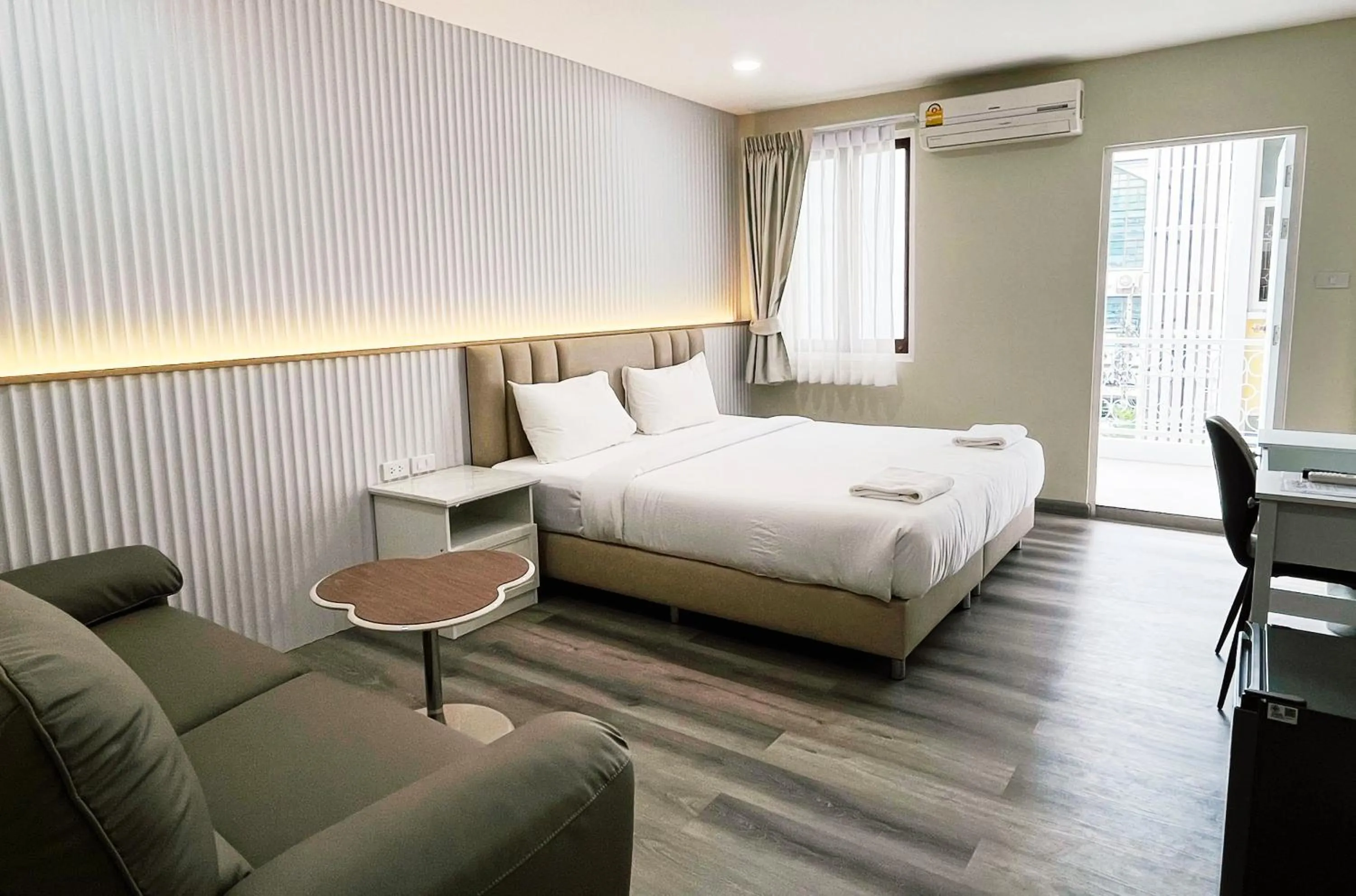 Photo of the whole room, Bed in Excel Hotel Bangkok former Sri Krungthep Hotel