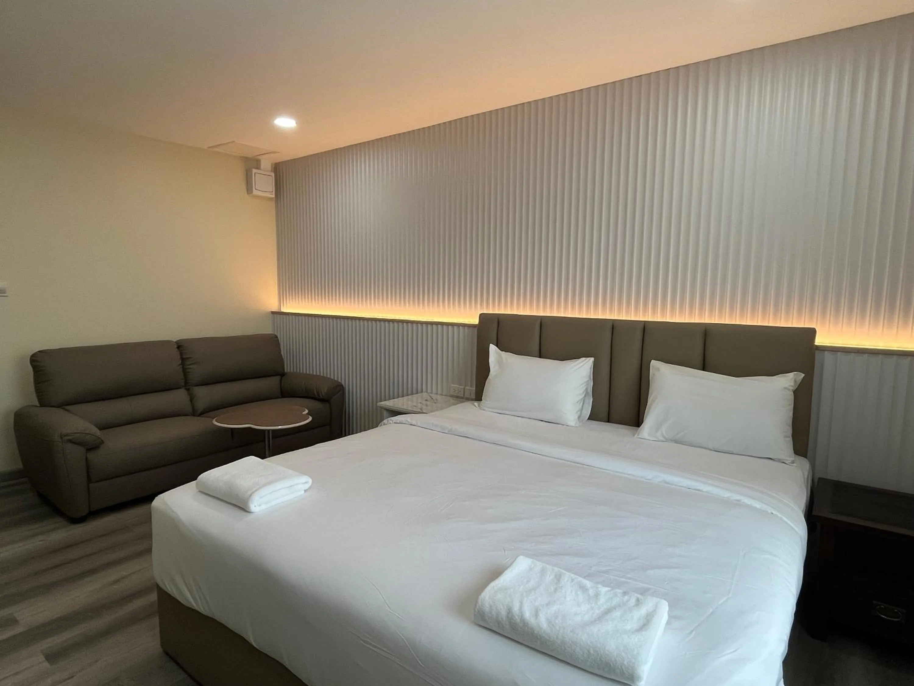 Bedroom, Bed in Excel Hotel Bangkok former Sri Krungthep Hotel