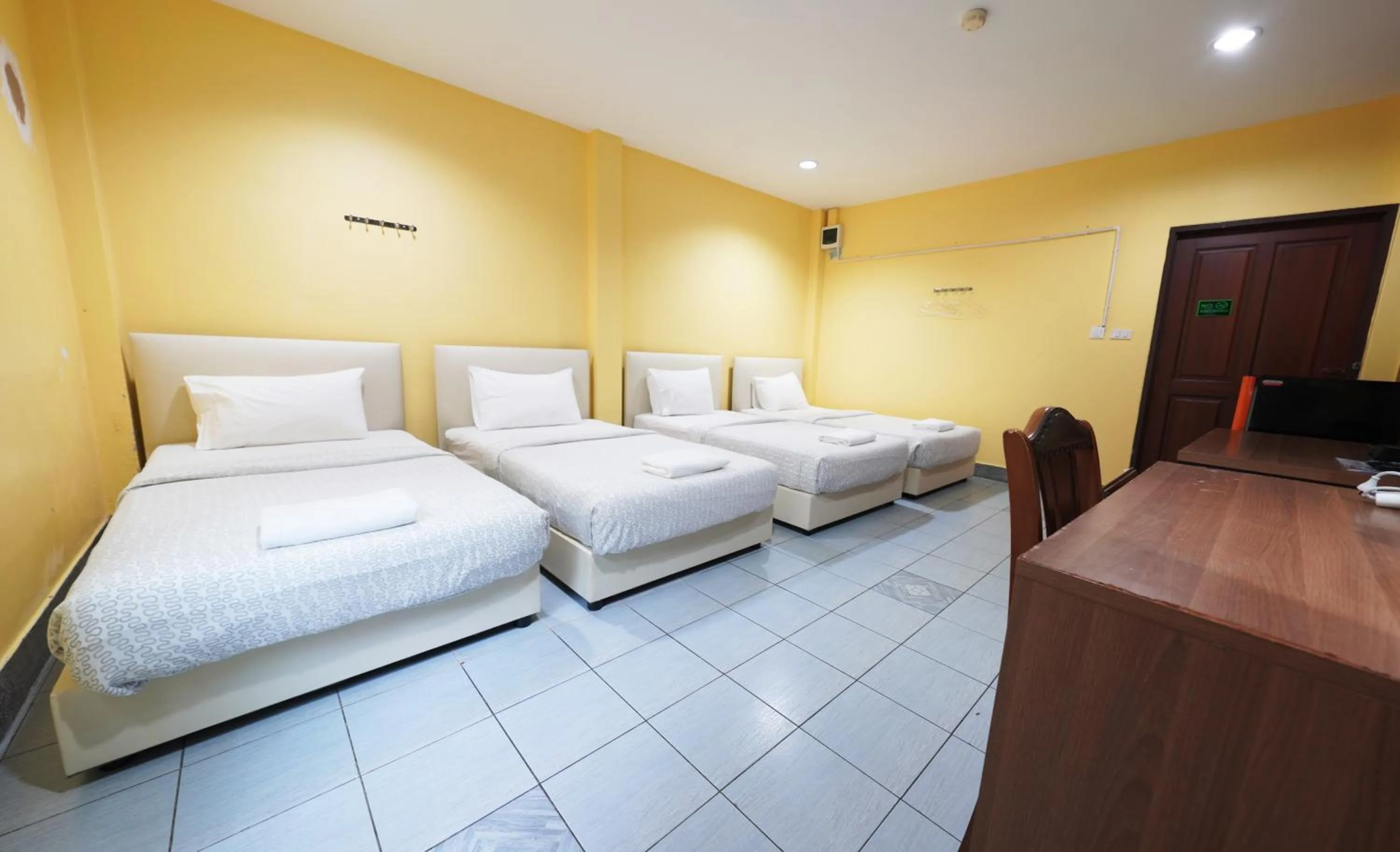 Photo of the whole room, Bed in Excel Hotel Bangkok former Sri Krungthep Hotel