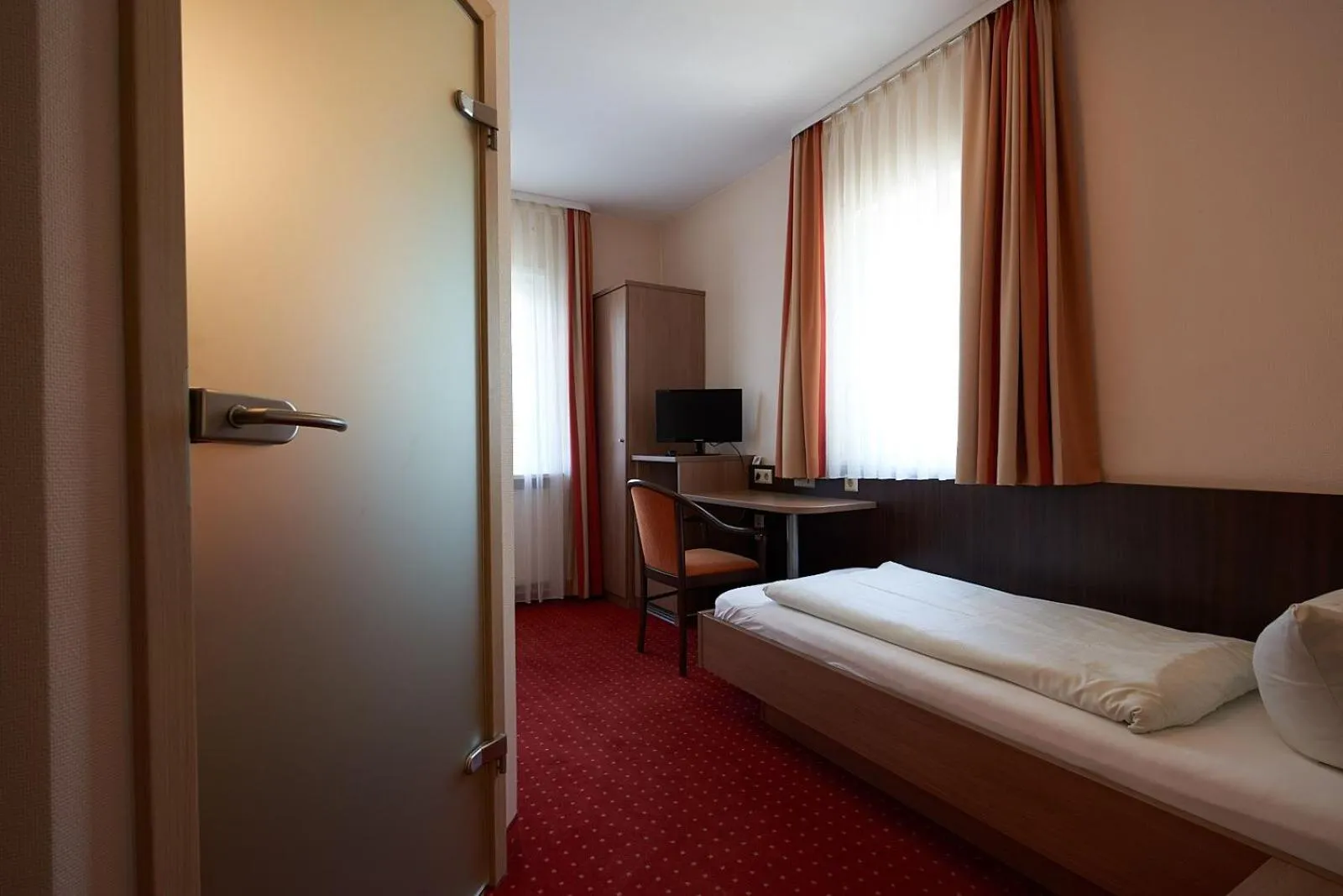 Photo of the whole room, Bed in Hotel Gasthof König Karl