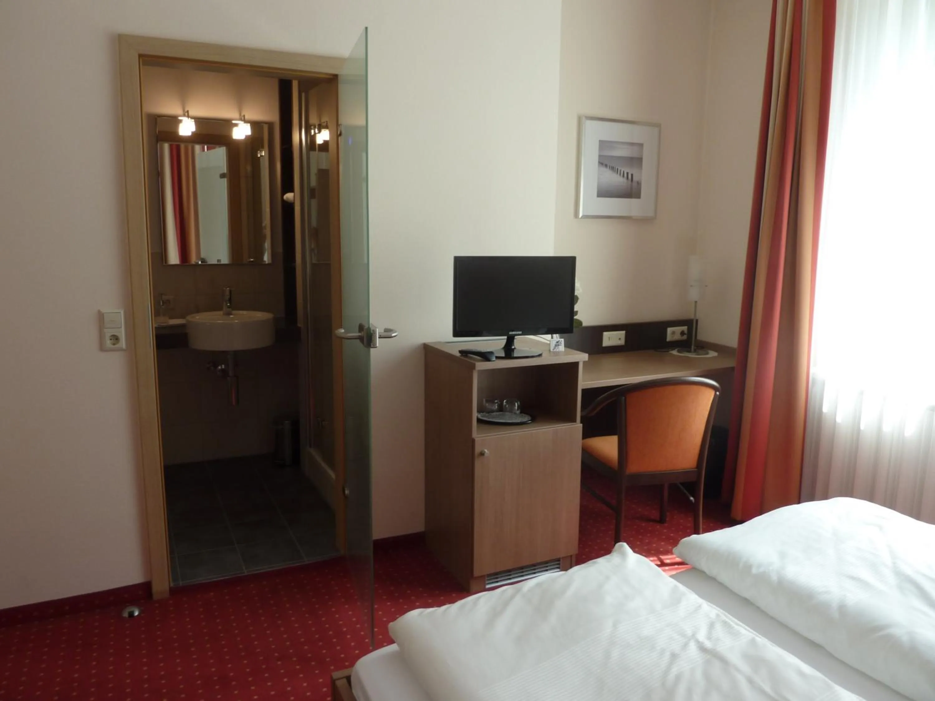 Seating area, Bed in Hotel Gasthof König Karl