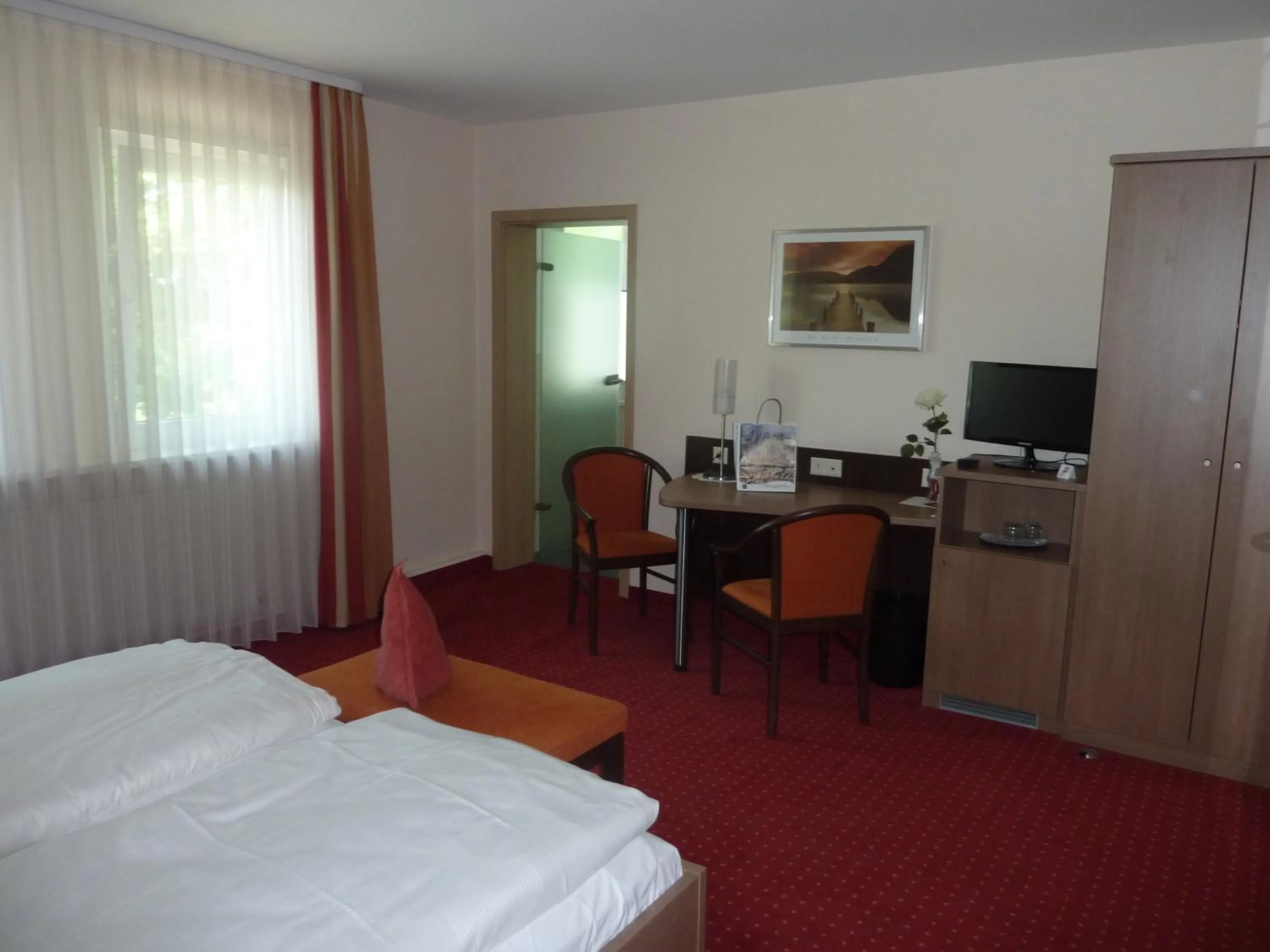 Photo of the whole room, Bed in Hotel Gasthof König Karl