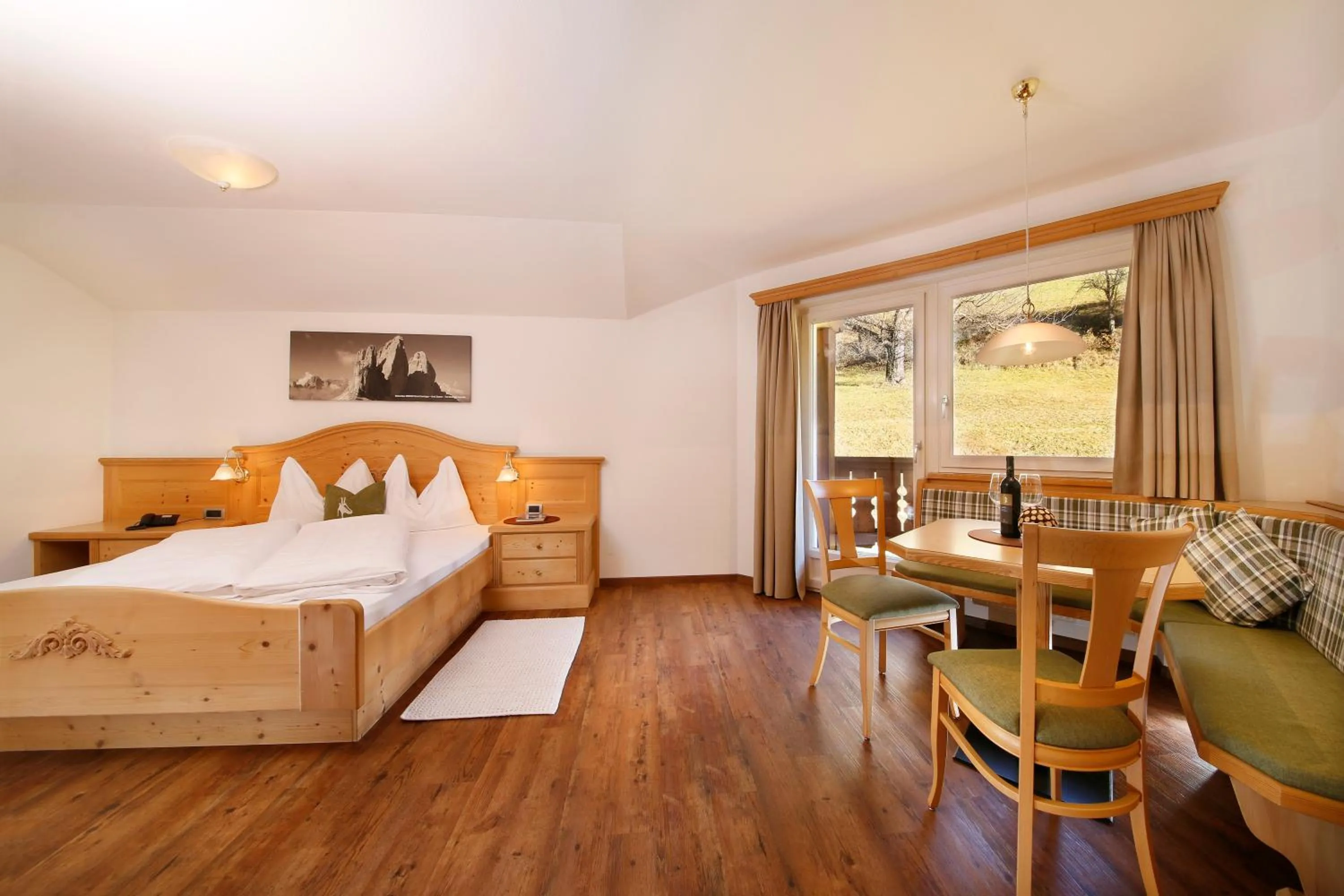 Garden view, Bed in Hotel Hubertusstube