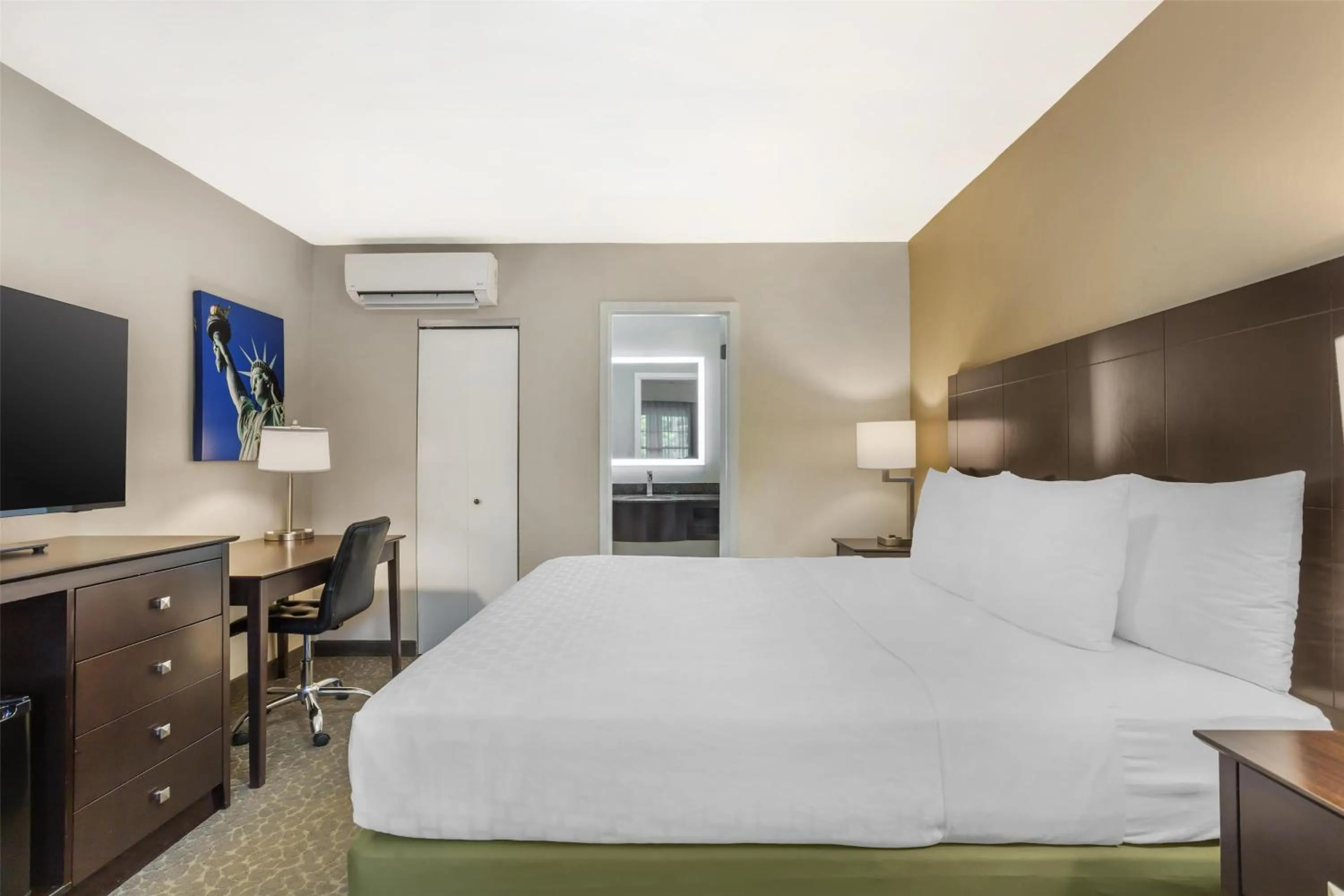 Bedroom, Bed in Best Western Fort Lee