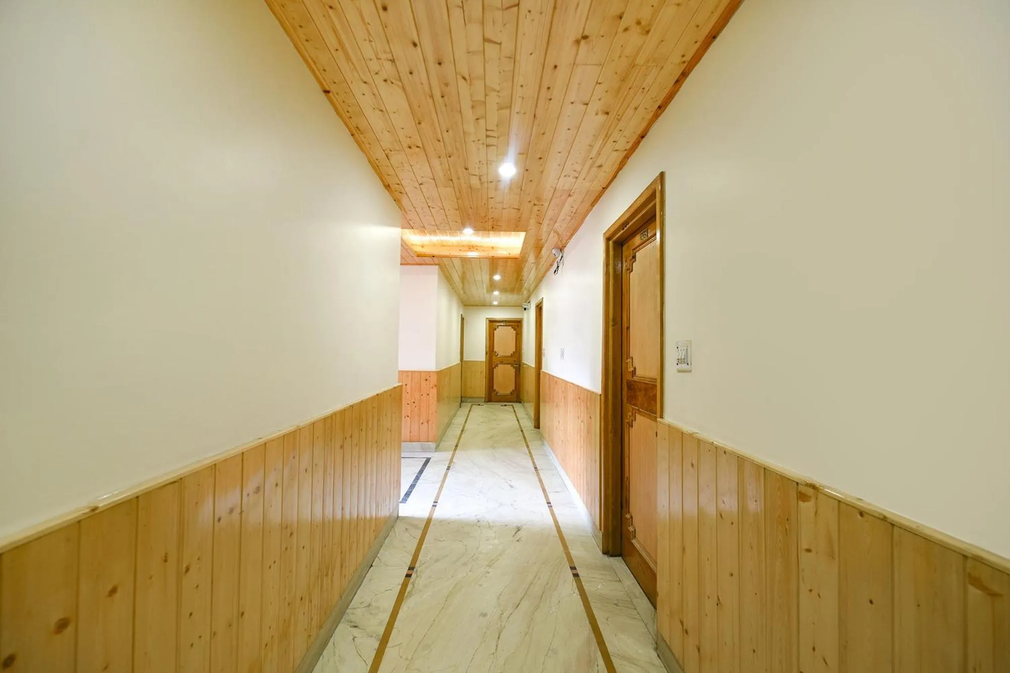 Lobby or reception, Balcony/Terrace in FabHotel Misty Hills Nehru Kund