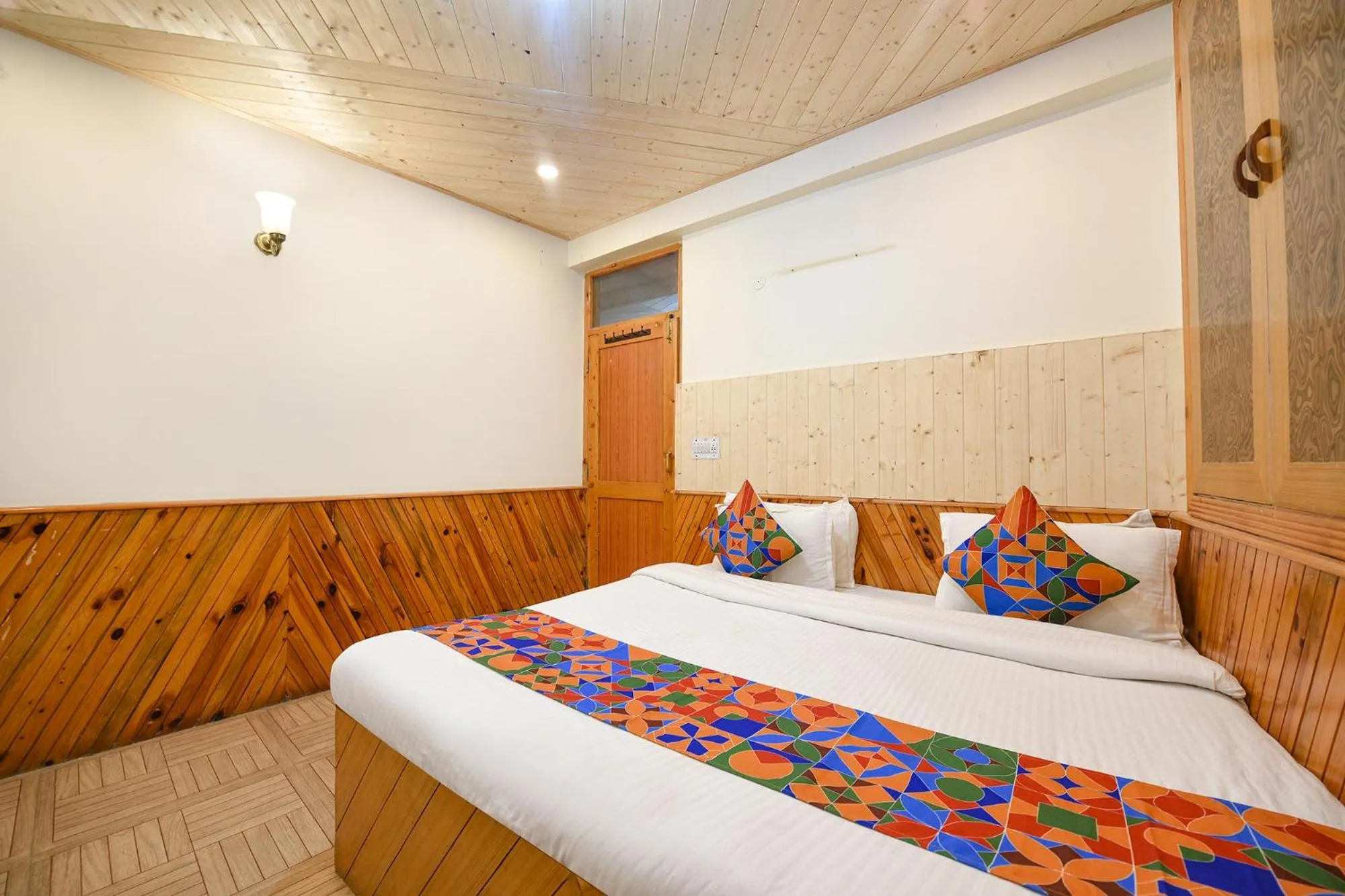 Bed in FabHotel Misty Hills Nehru Kund