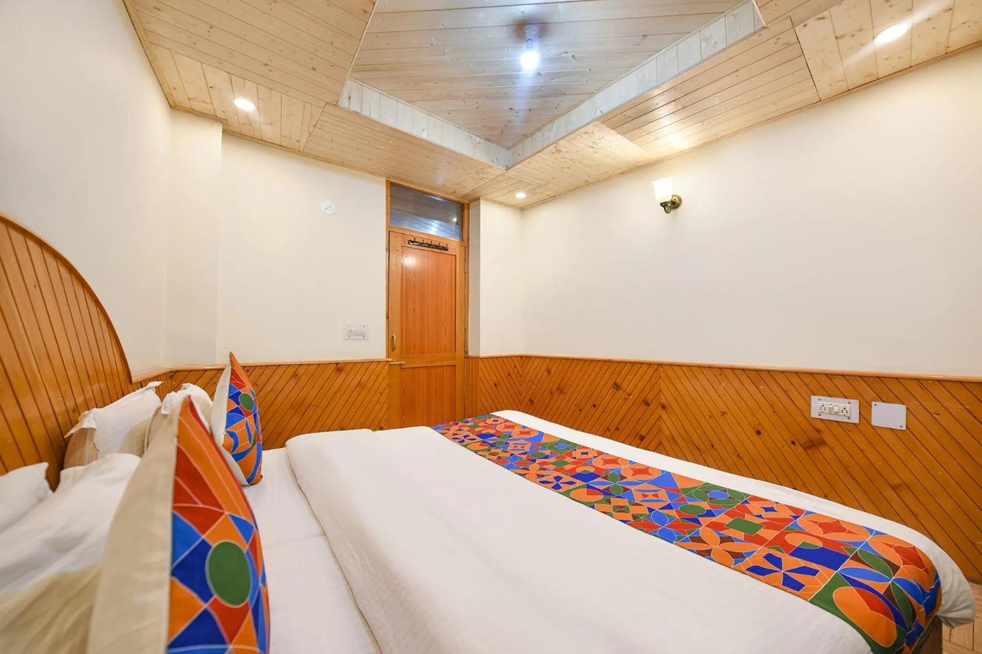 Bed in FabHotel Misty Hills Nehru Kund