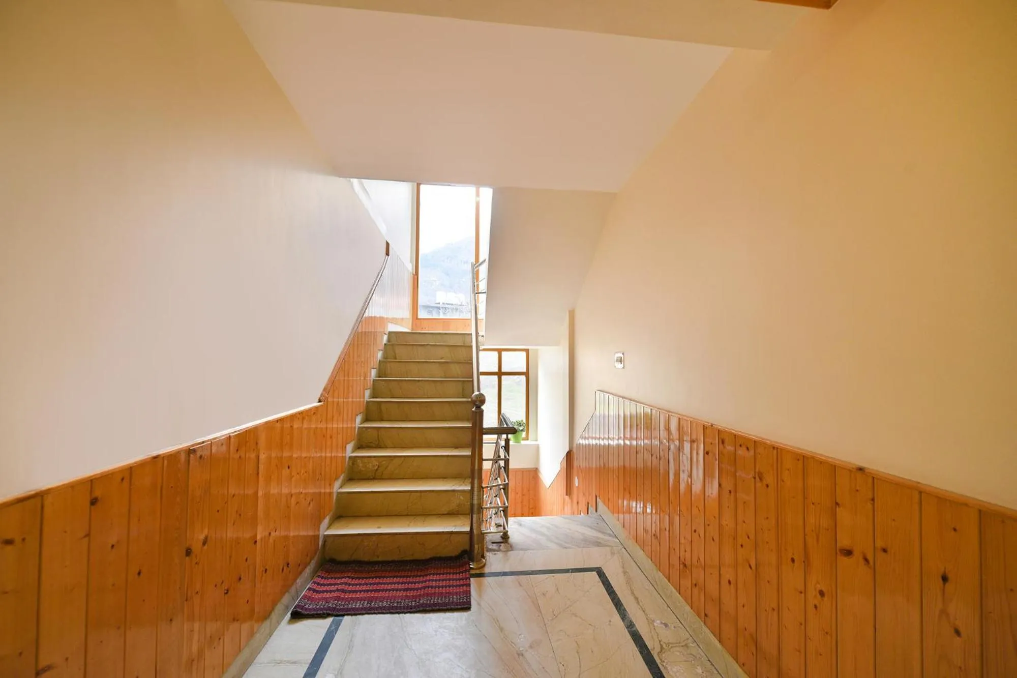 Lobby or reception in FabHotel Misty Hills Nehru Kund