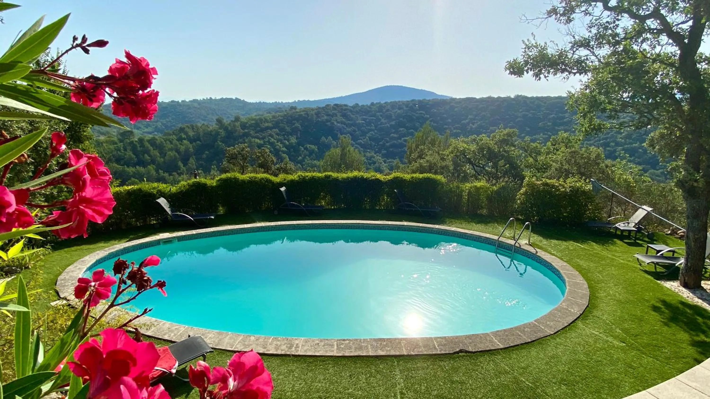 Pool view in Le Moulin de Varrians