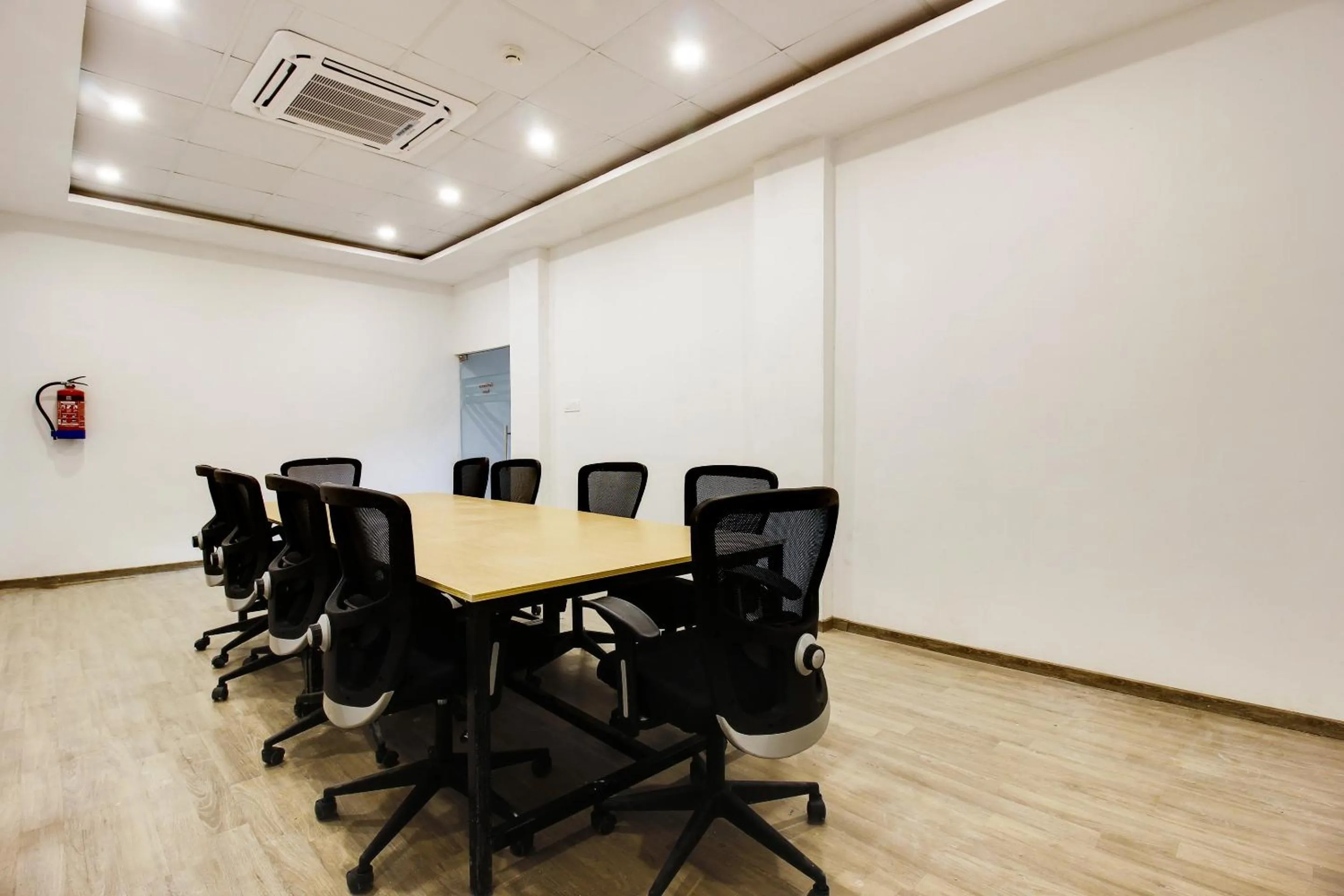 Business facilities in Super townhouse moosapet Rcc Prime