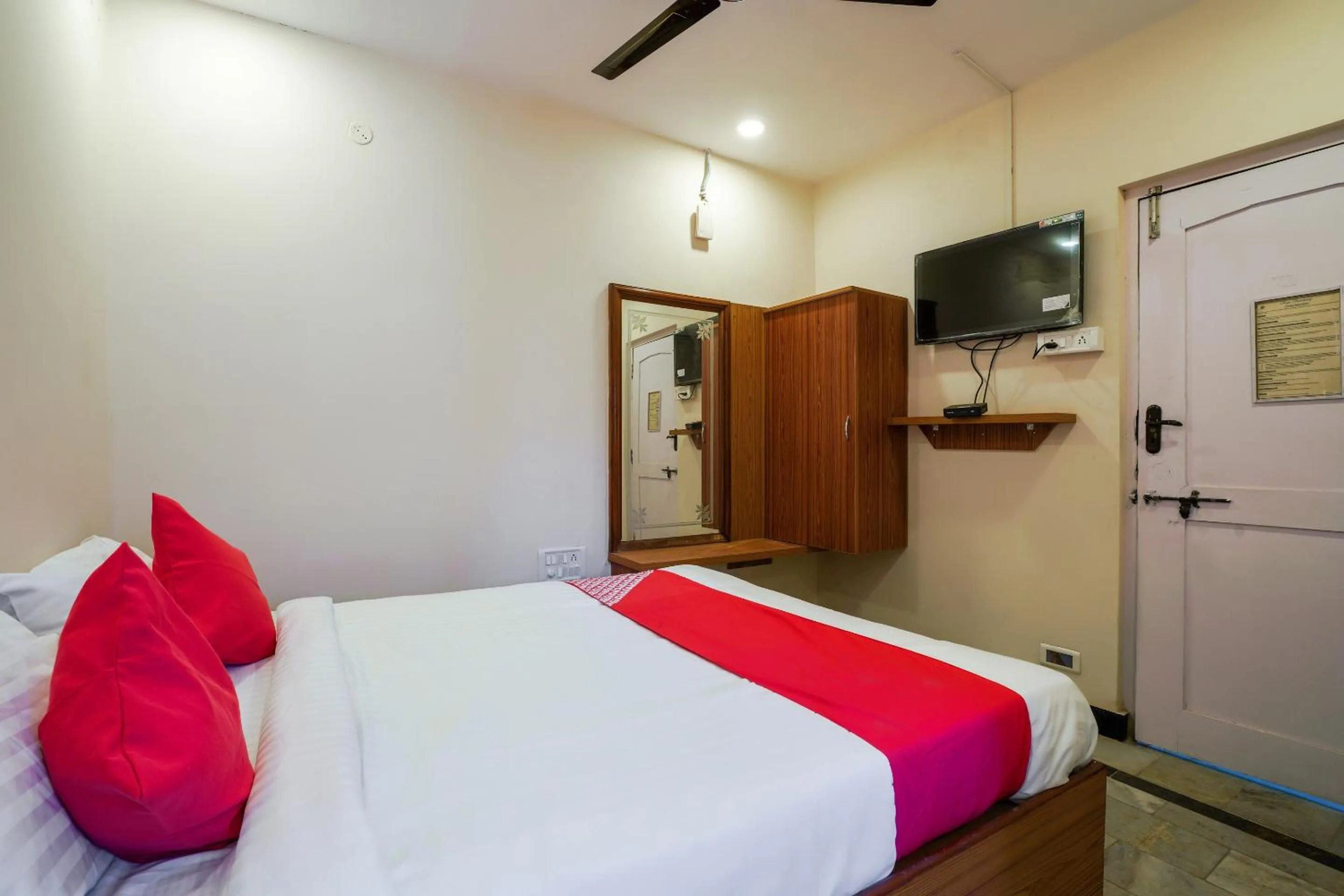 Bedroom, Bed in Hotel O Raja Residency Near Snow World