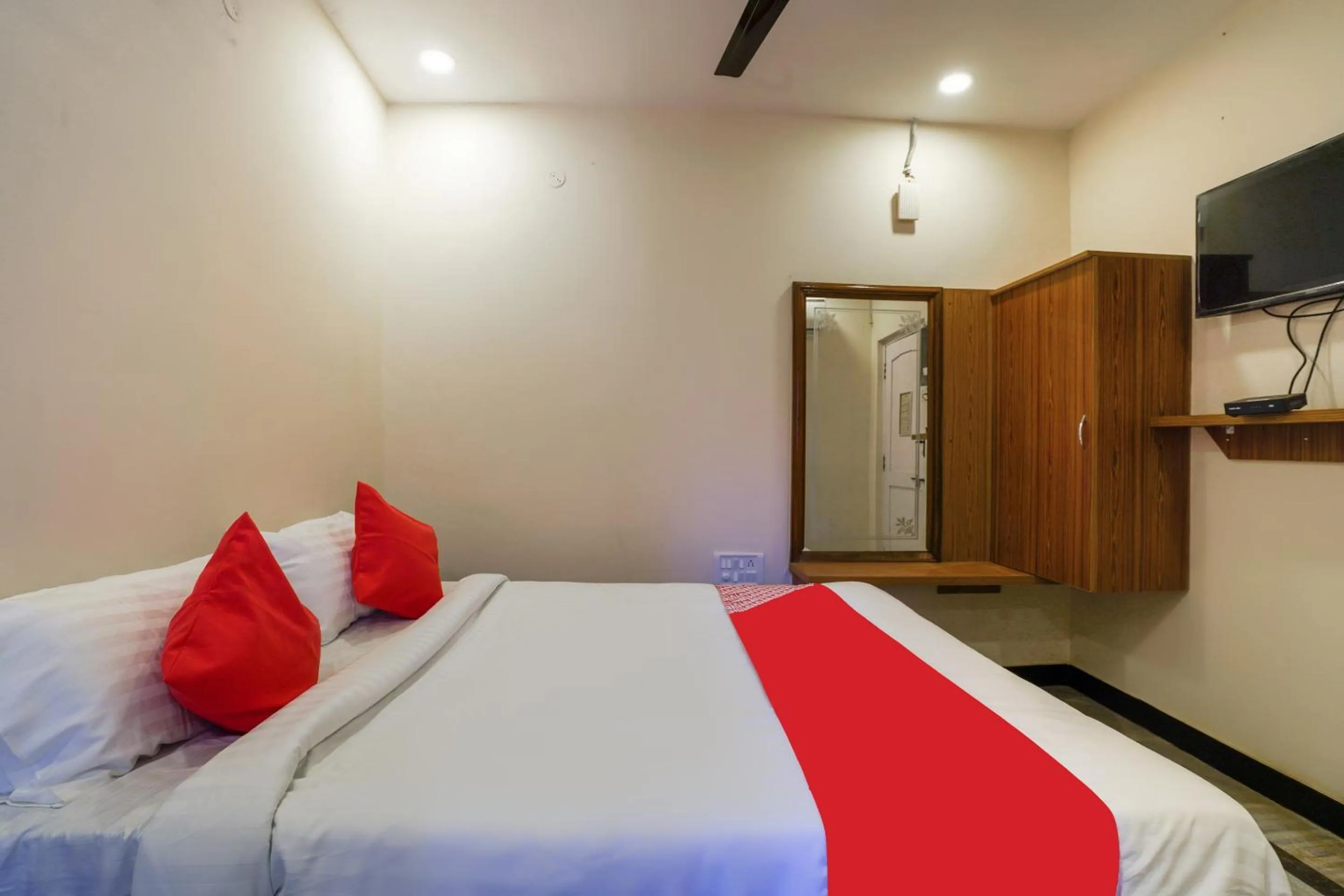 Bedroom, Bed in Hotel O Raja Residency Near Snow World