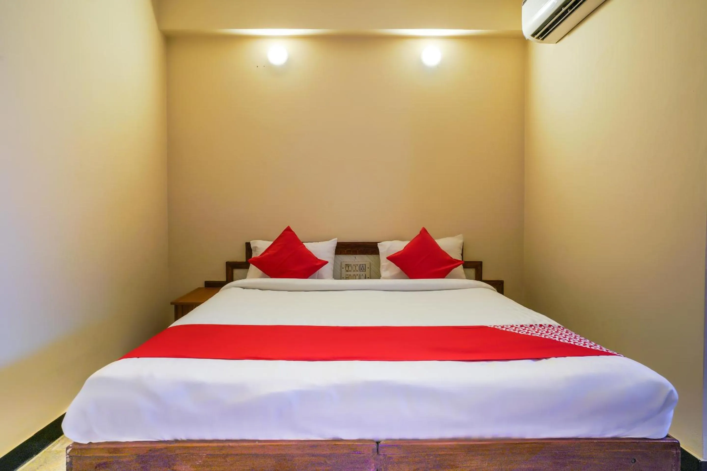 Bedroom, Bed in Hotel O Raja Residency Near Snow World
