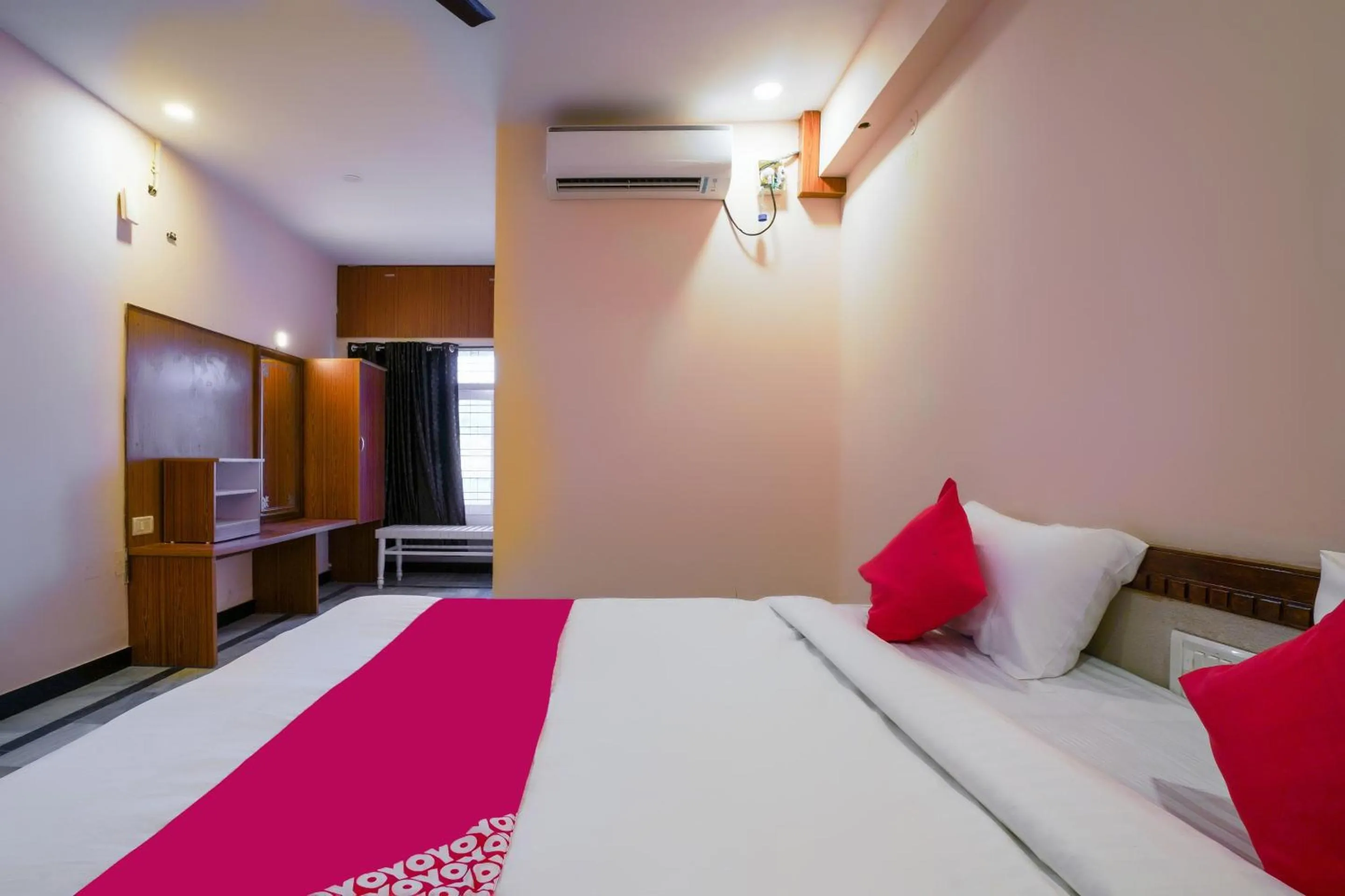 Bedroom, Bed in Hotel O Raja Residency Near Snow World