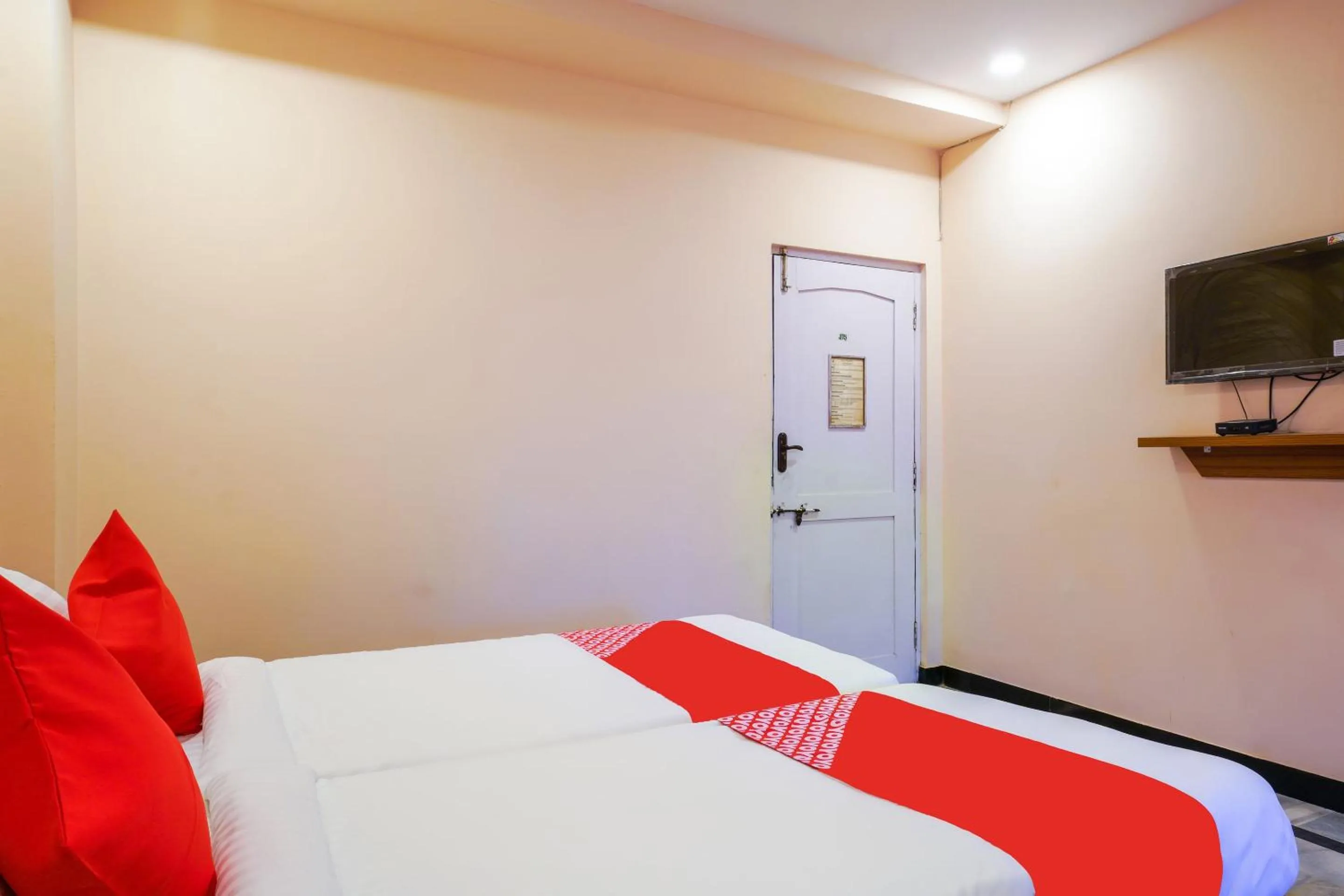 Bedroom, Bed in Hotel O Raja Residency Near Snow World