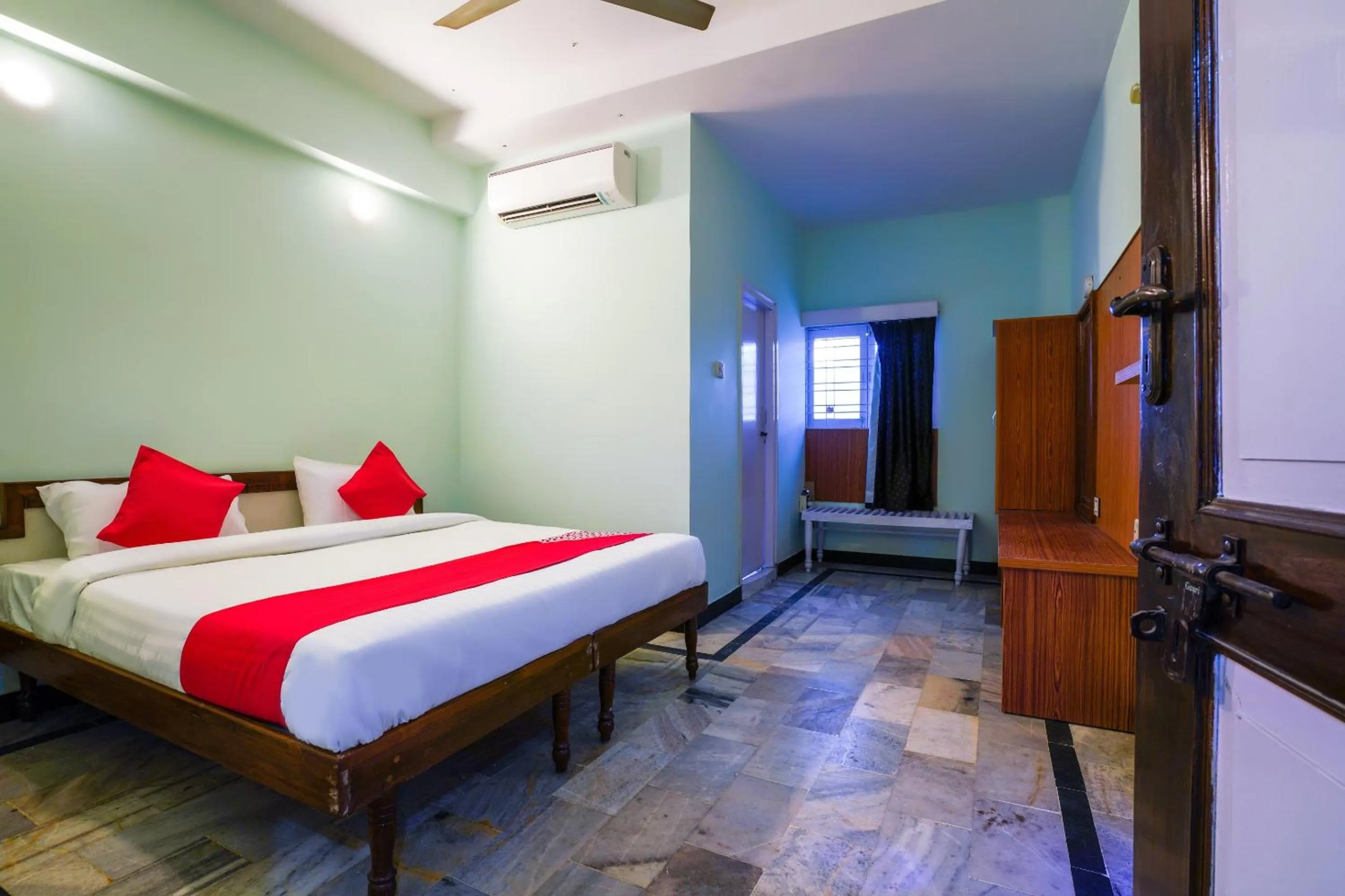 Bedroom, Bed in Hotel O Raja Residency Near Snow World