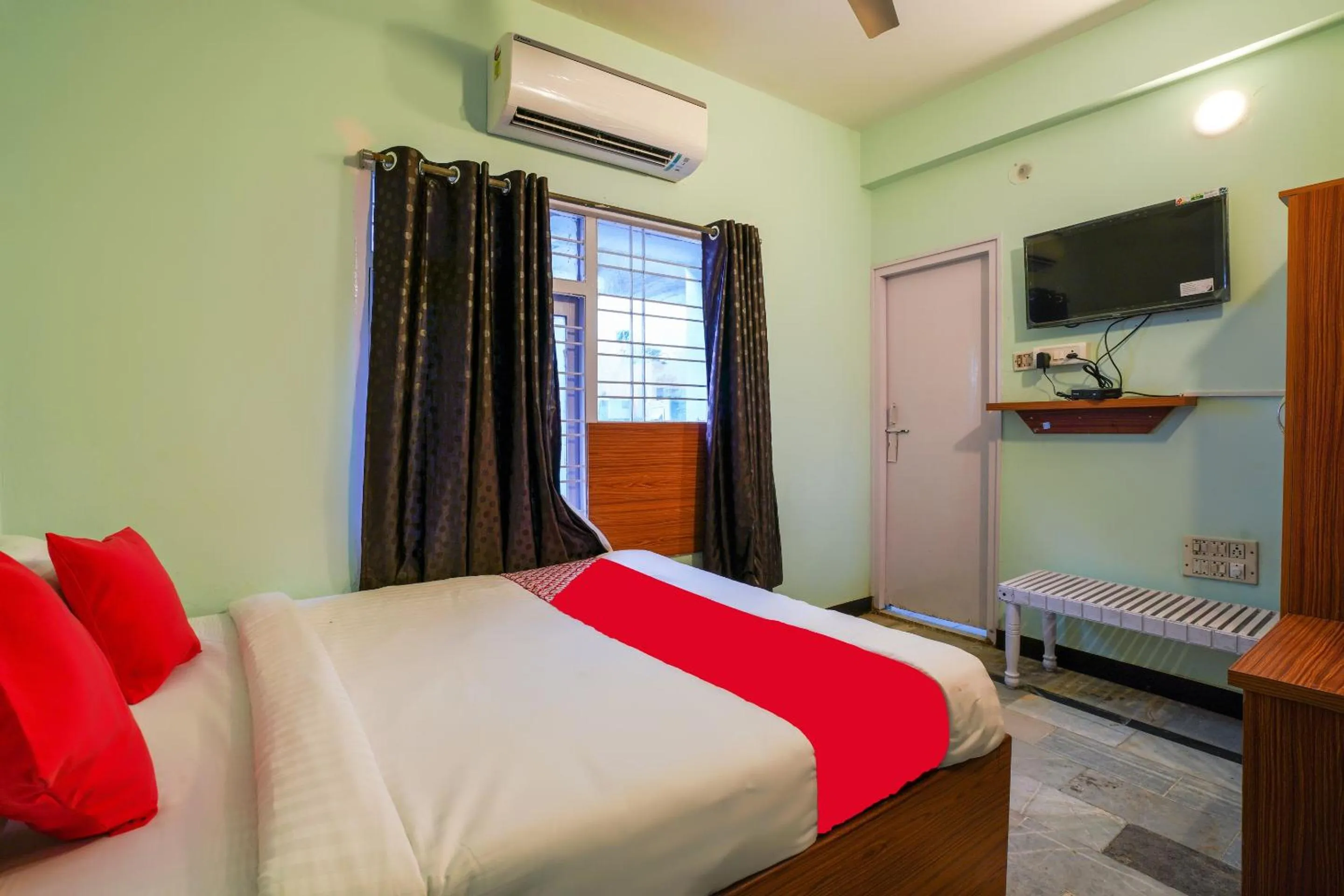 Bedroom, Bed in Hotel O Raja Residency Near Snow World
