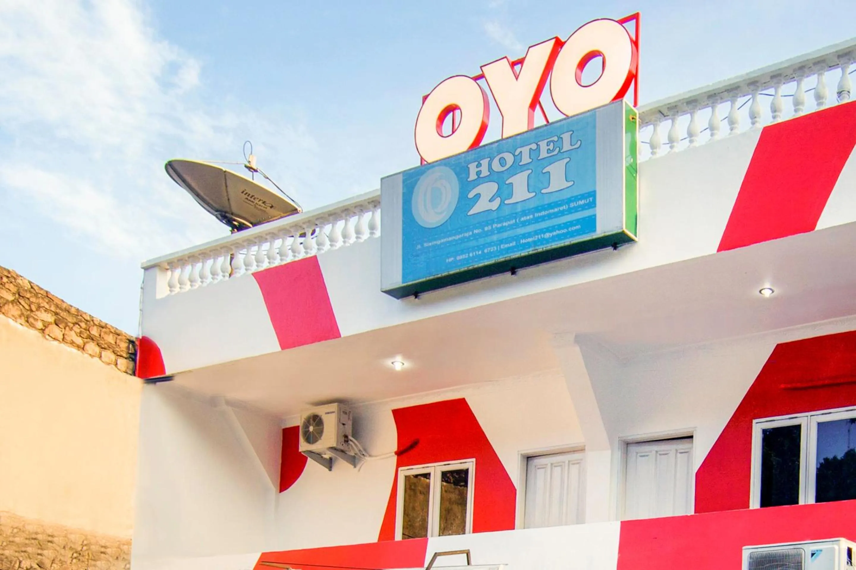 Facade/entrance in Hotel O 211