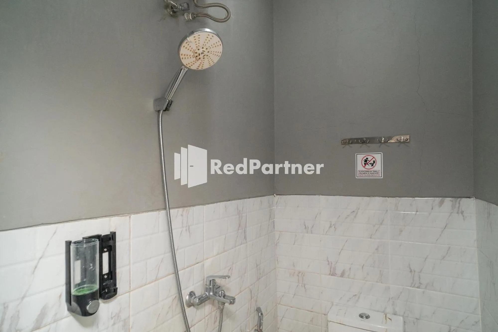 Bathroom in Yayah Rooms Bogor Syariah Mitra RedDoorz