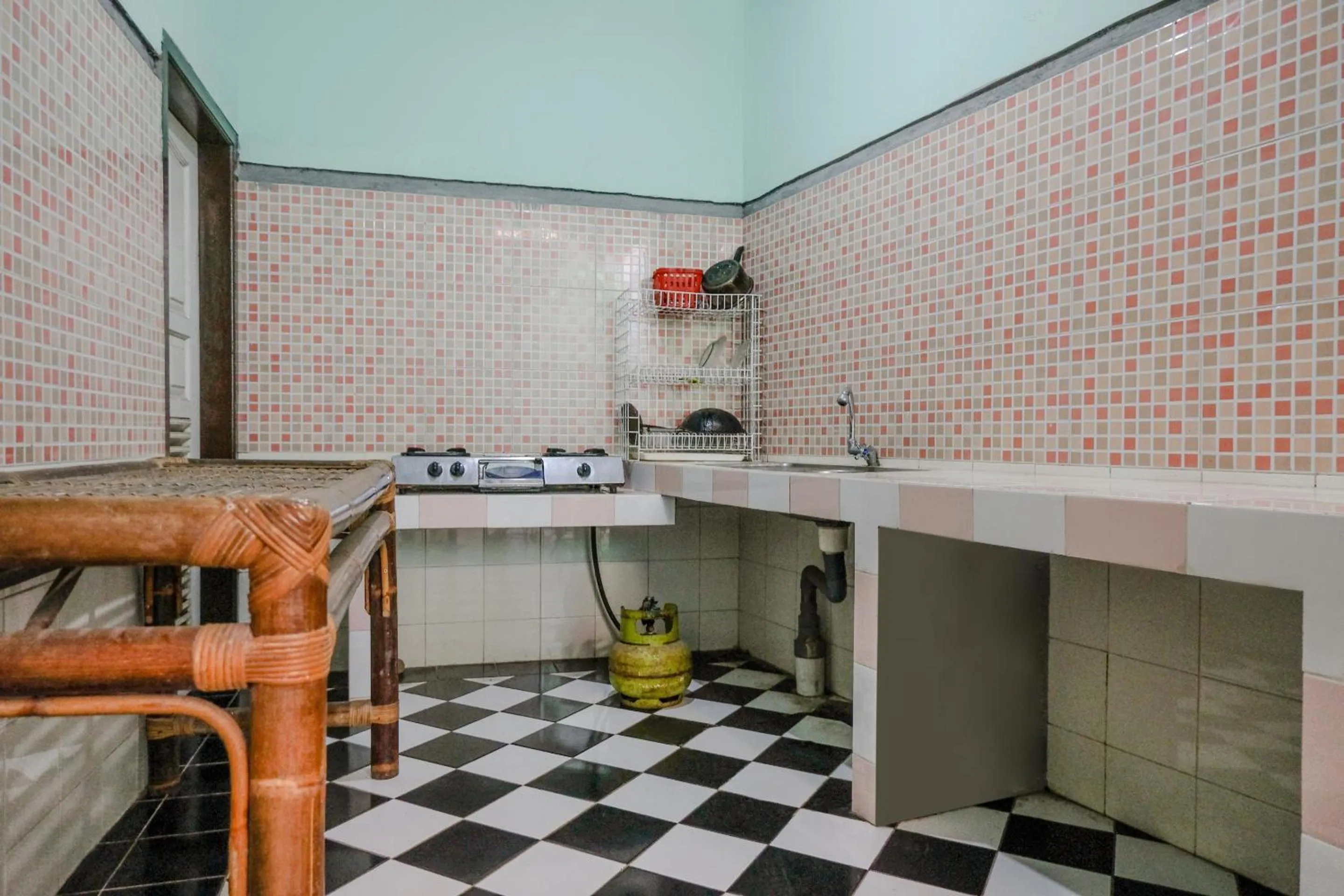 Kitchen or kitchenette in Hotel O Villa Hardi