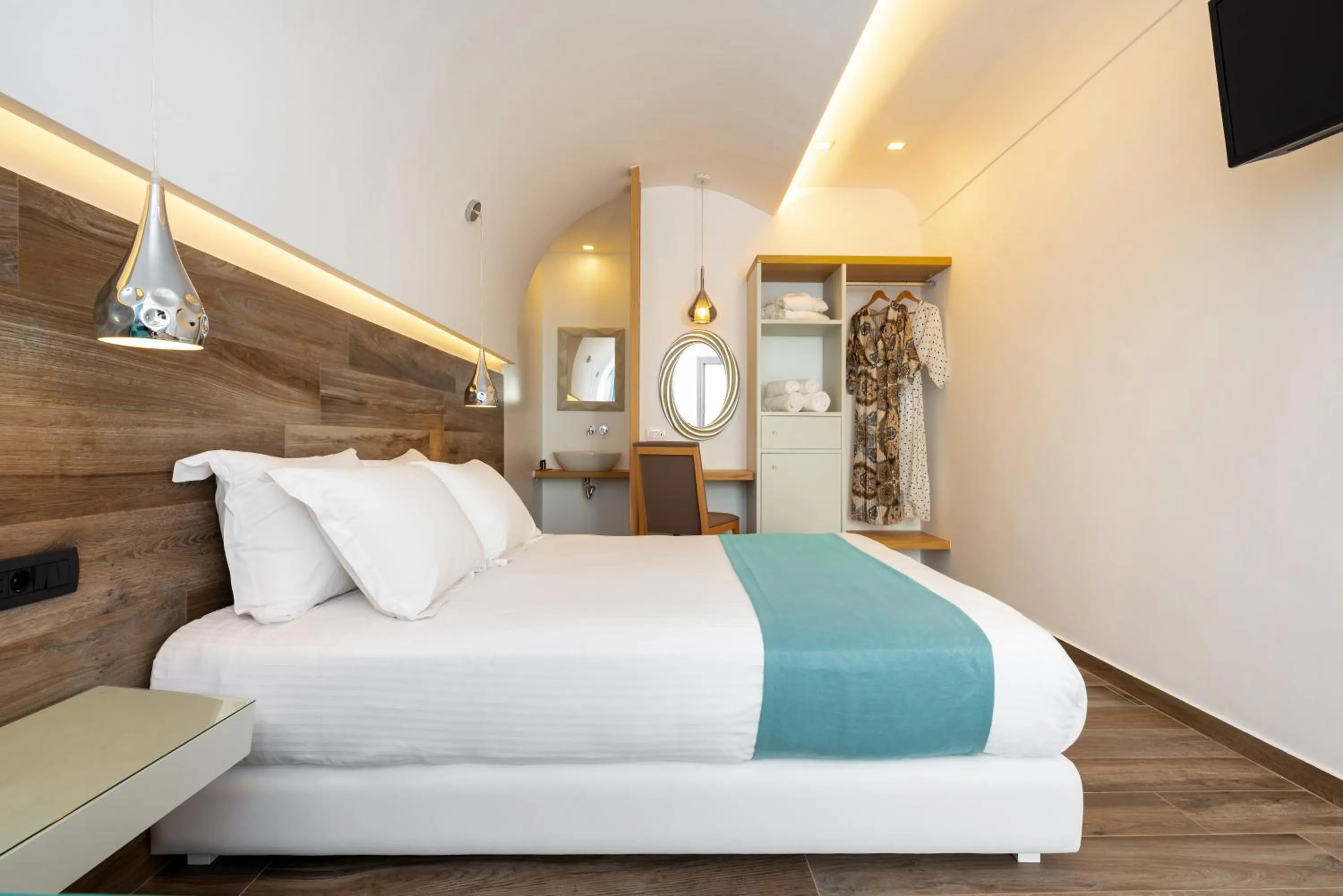 Bedroom, Bed in Deluxe Suites Santorini