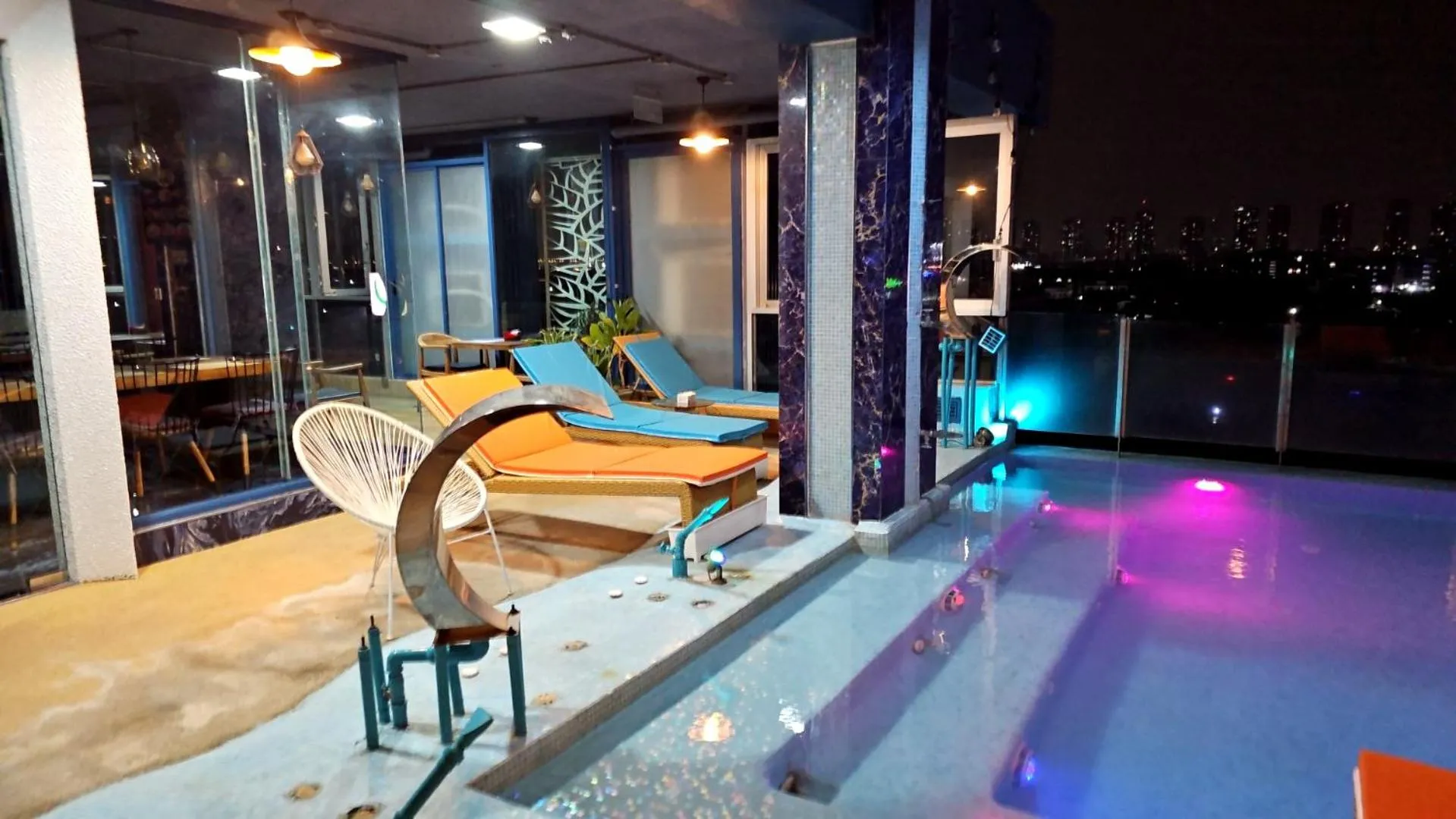 Night in BlueTel Re'sidencE Bangkok IMPACT บลูเทล เรซิดองส์ กรุงเทพ อิมแพค