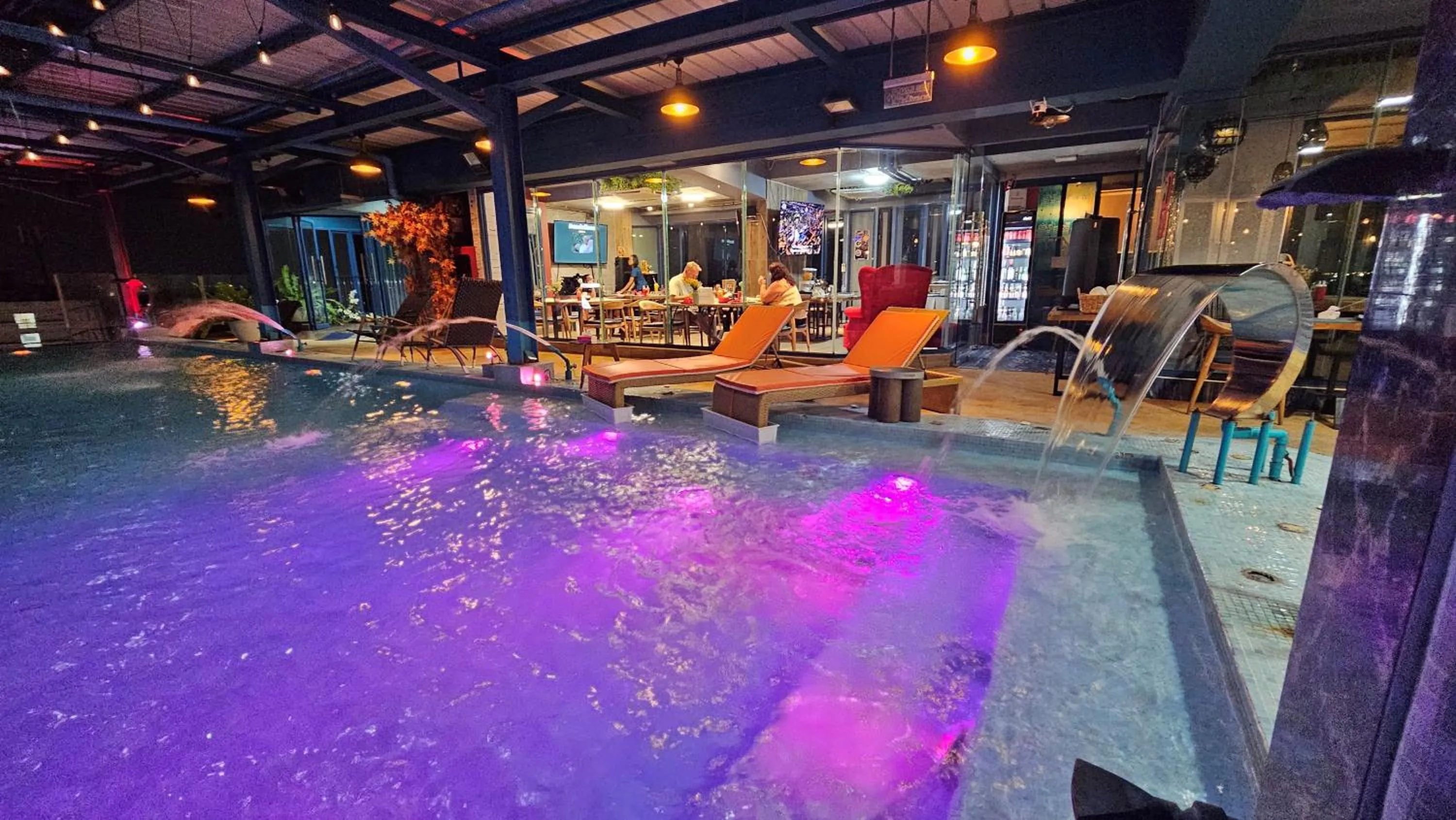 Pool view in BlueTel Re'sidencE Bangkok IMPACT บลูเทล เรซิดองส์ กรุงเทพ อิมแพค
