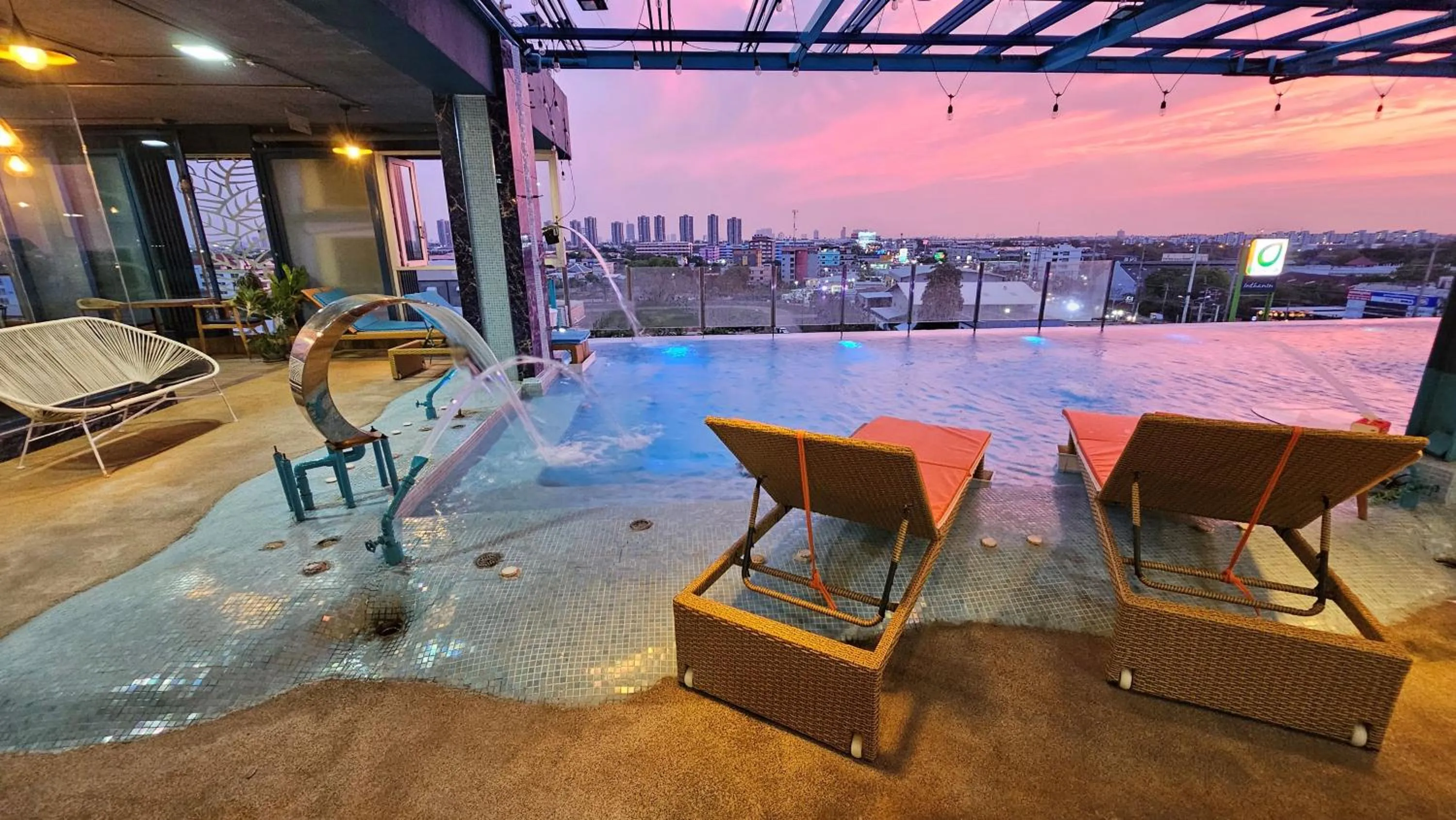 Patio in BlueTel Re'sidencE Bangkok IMPACT บลูเทล เรซิดองส์ กรุงเทพ อิมแพค