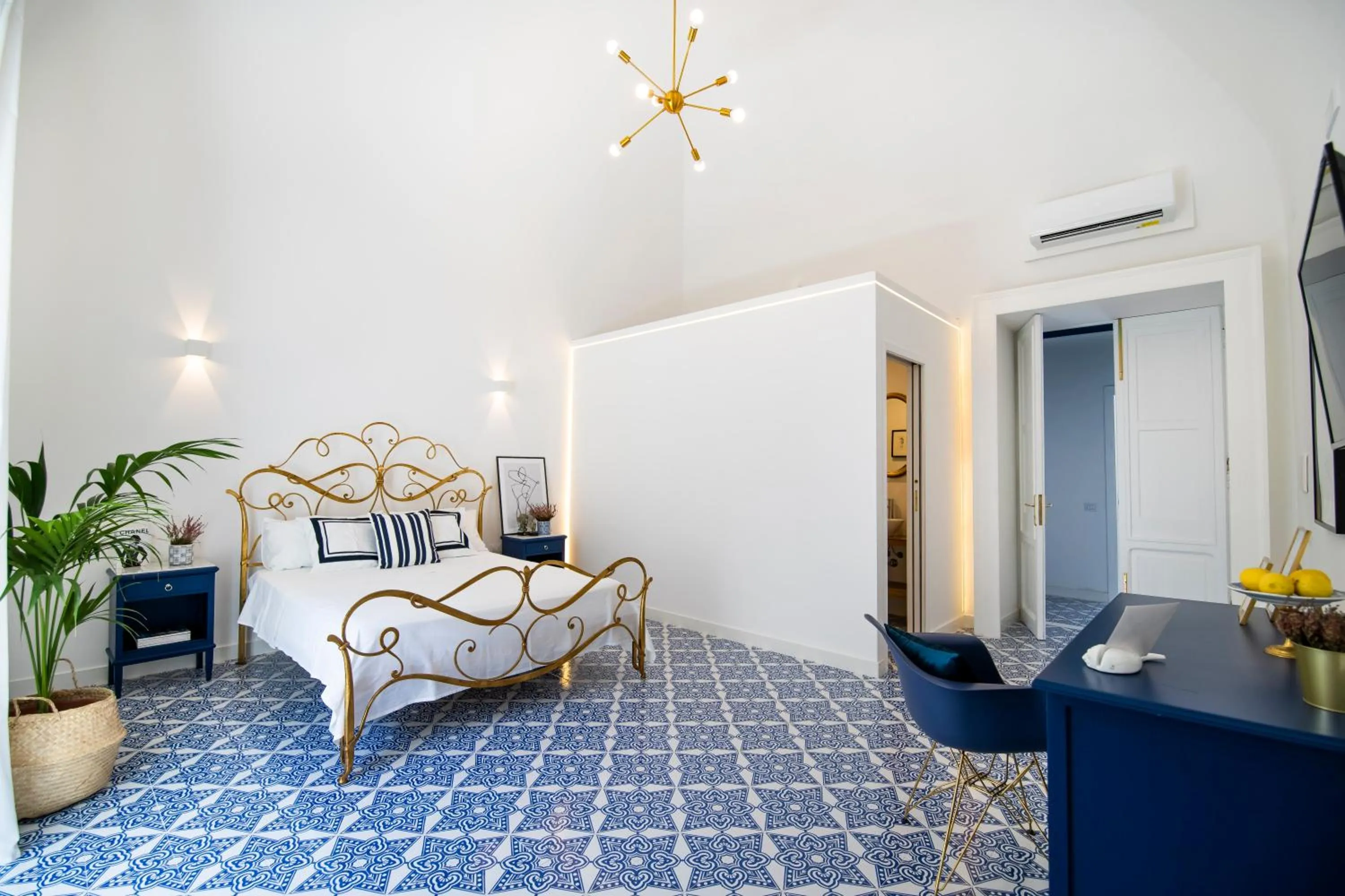 Photo of the whole room, Bed in Crudo Home