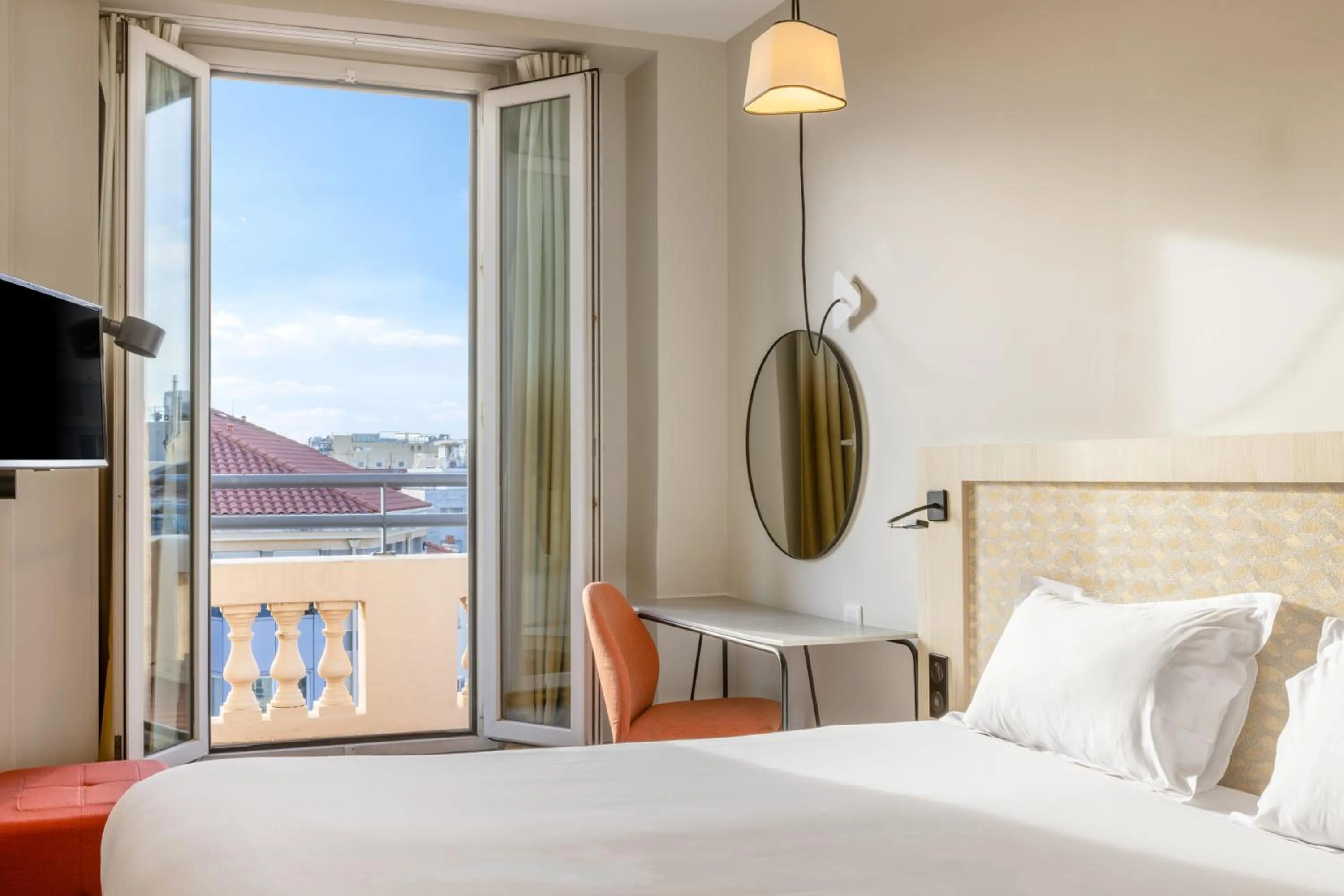 Photo of the whole room, Bed in Hôtel Vendôme