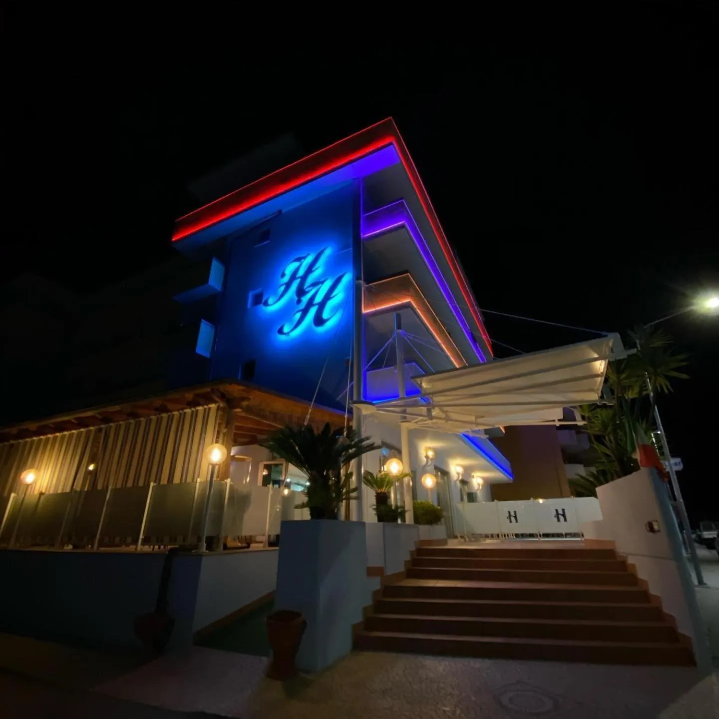 Property building in Hotel Holiday