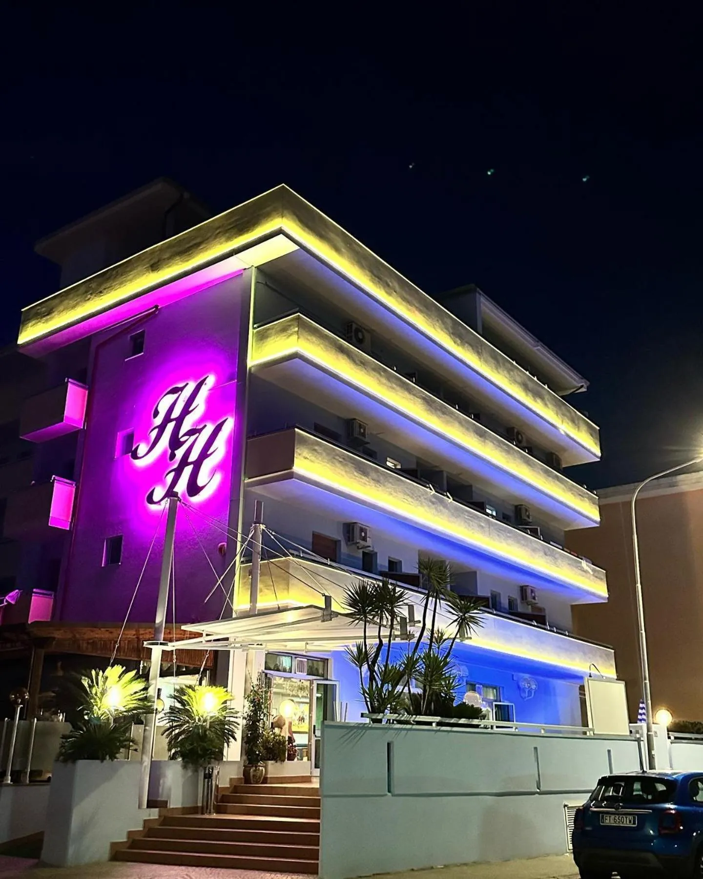 Property building in Hotel Holiday