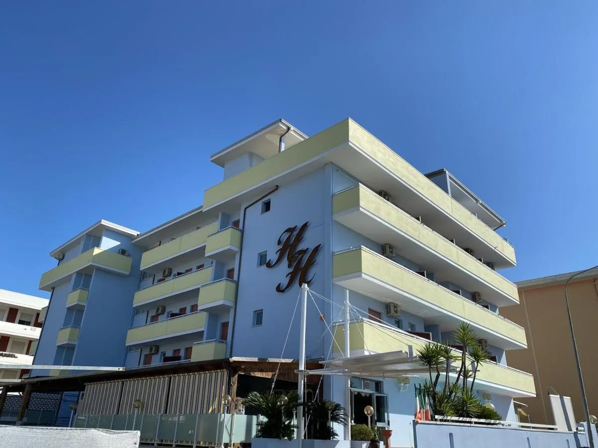 Property building in Hotel Holiday